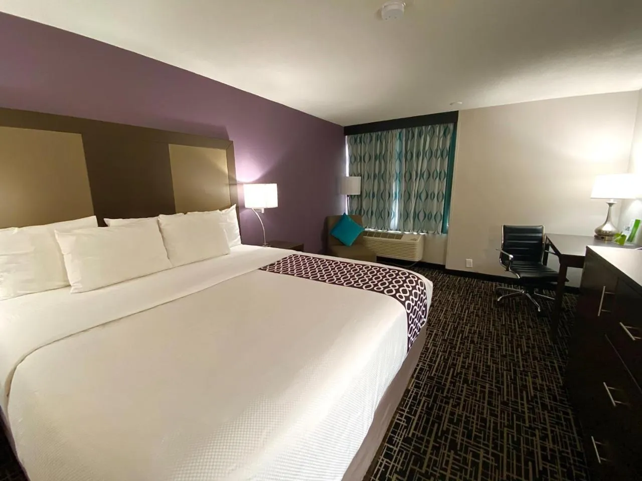 Bedroom, Bed in La Quinta by Wyndham Colorado Springs North