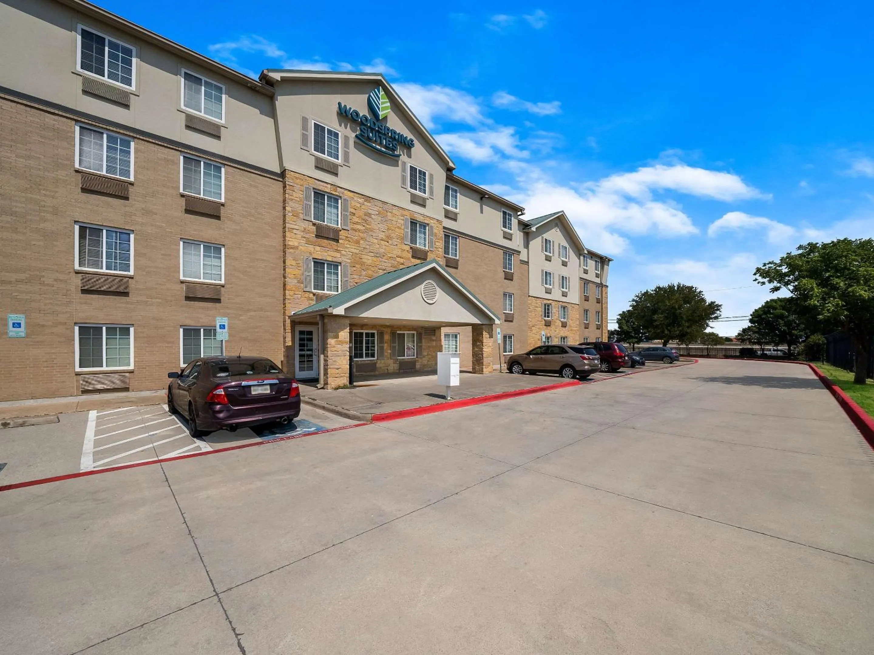 Property building in WoodSpring Suites Dallas Rockwall