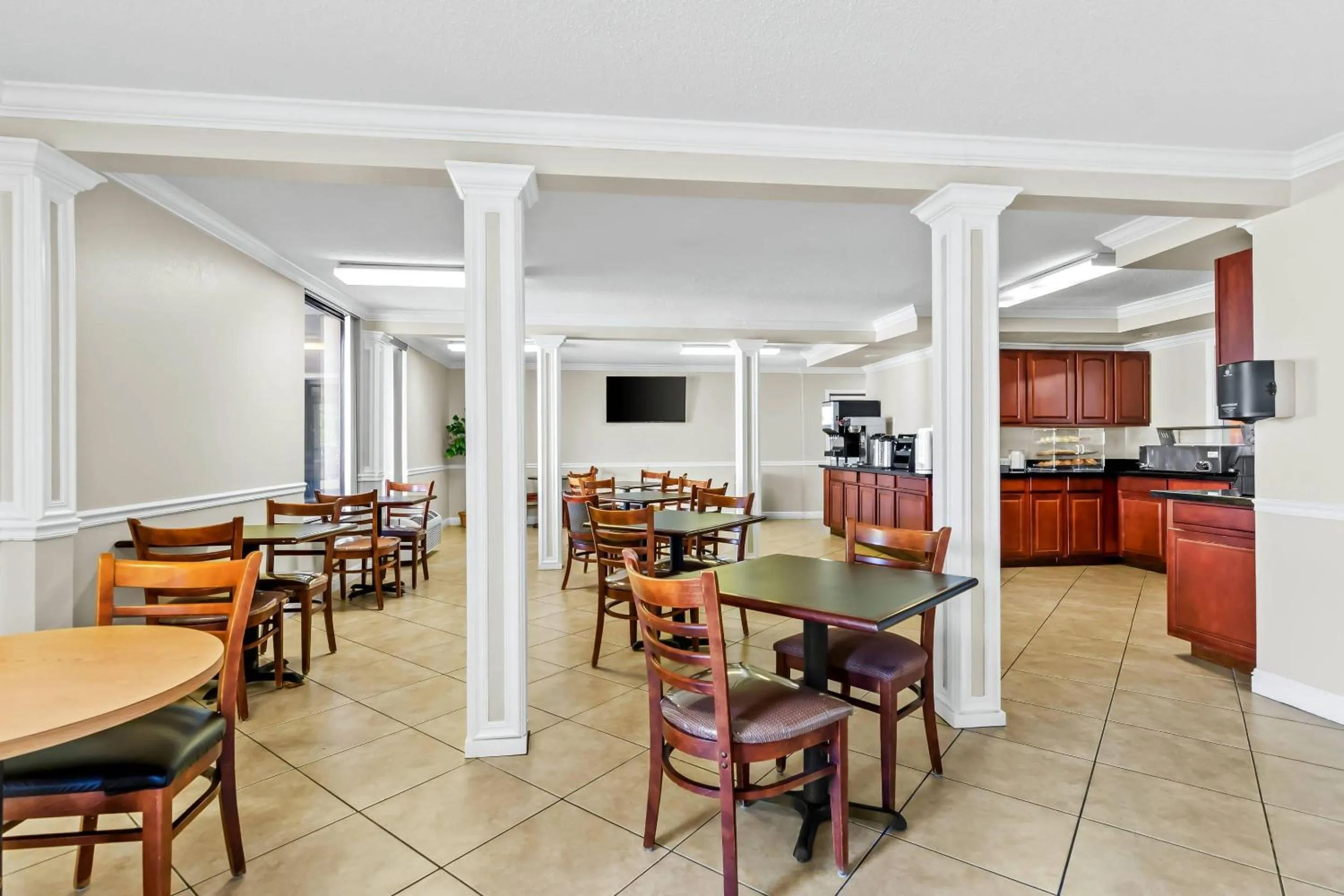 Breakfast in Econo Lodge Mt Hope - Beckley