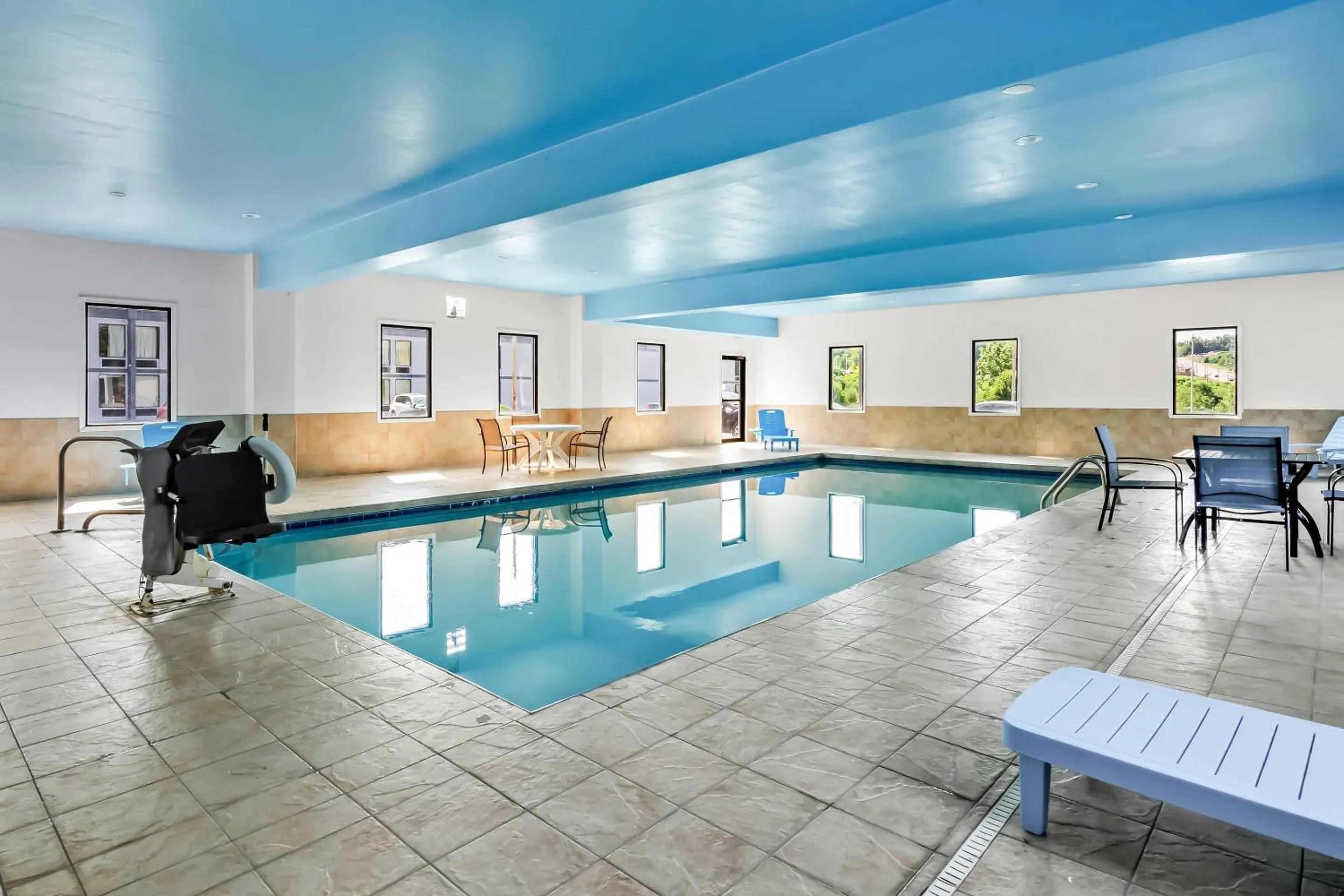 Swimming pool in Econo Lodge Mt Hope - Beckley