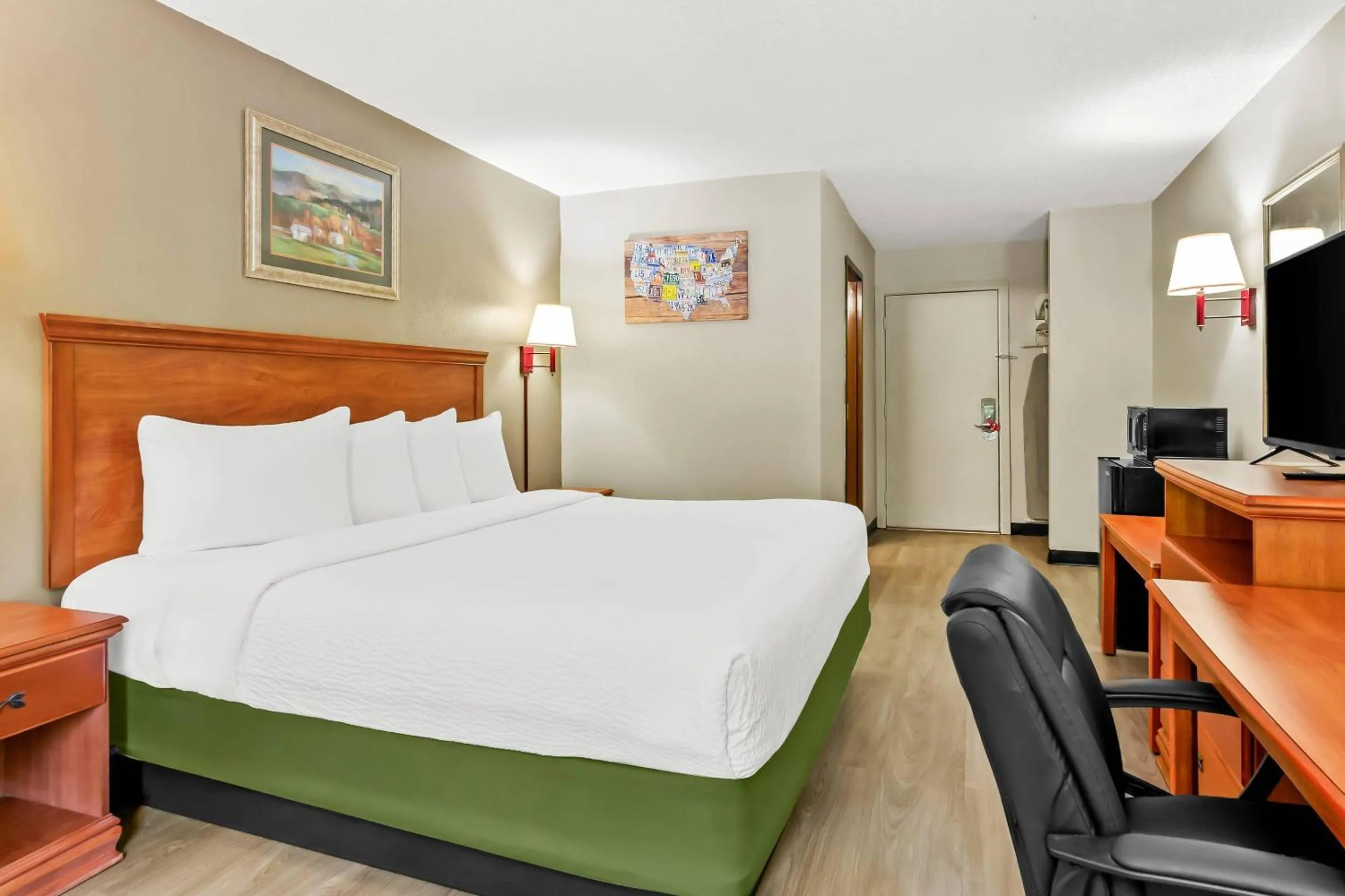 Bedroom, Bed in Econo Lodge Mt Hope - Beckley