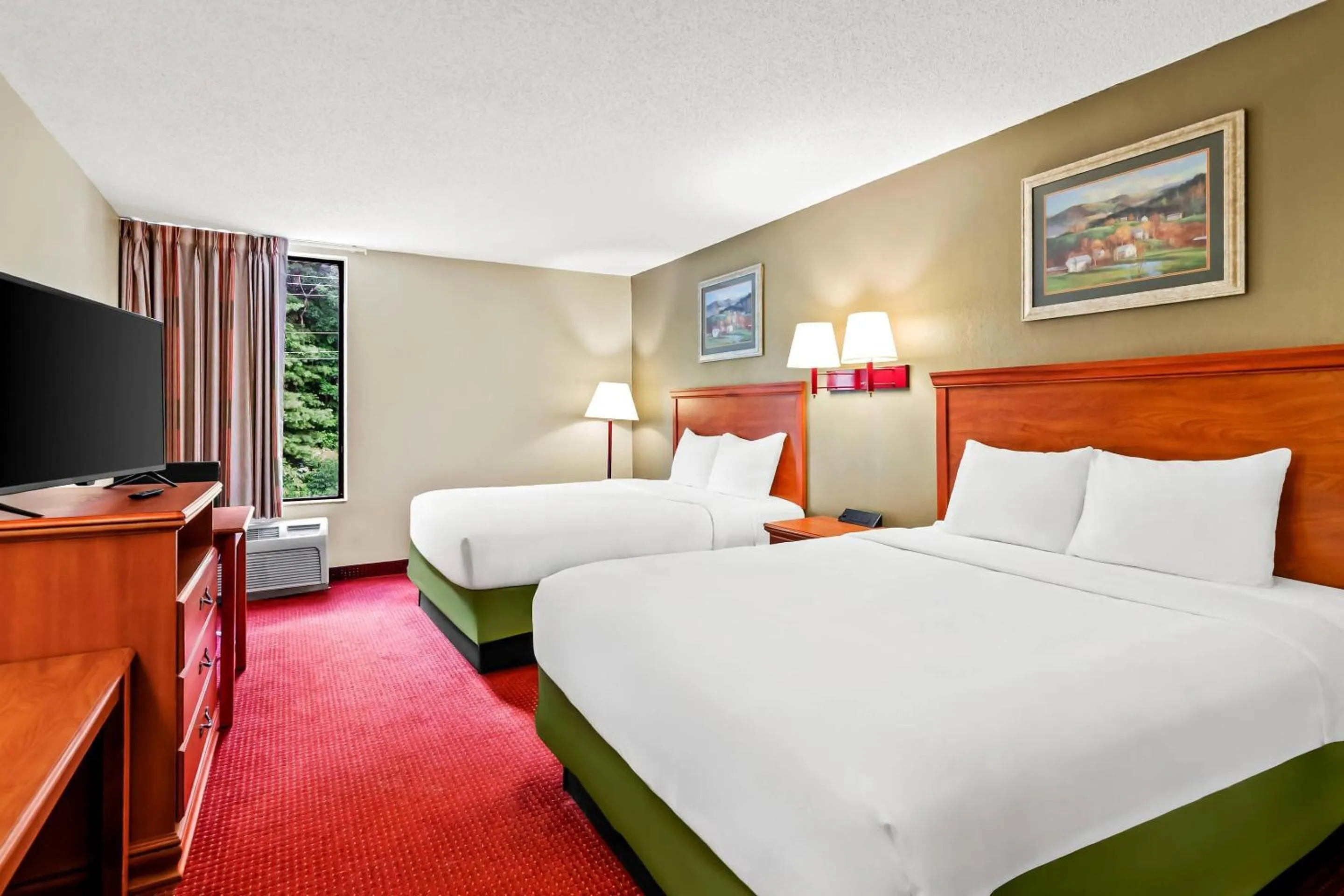 Bedroom, Bed in Econo Lodge Mt Hope - Beckley North