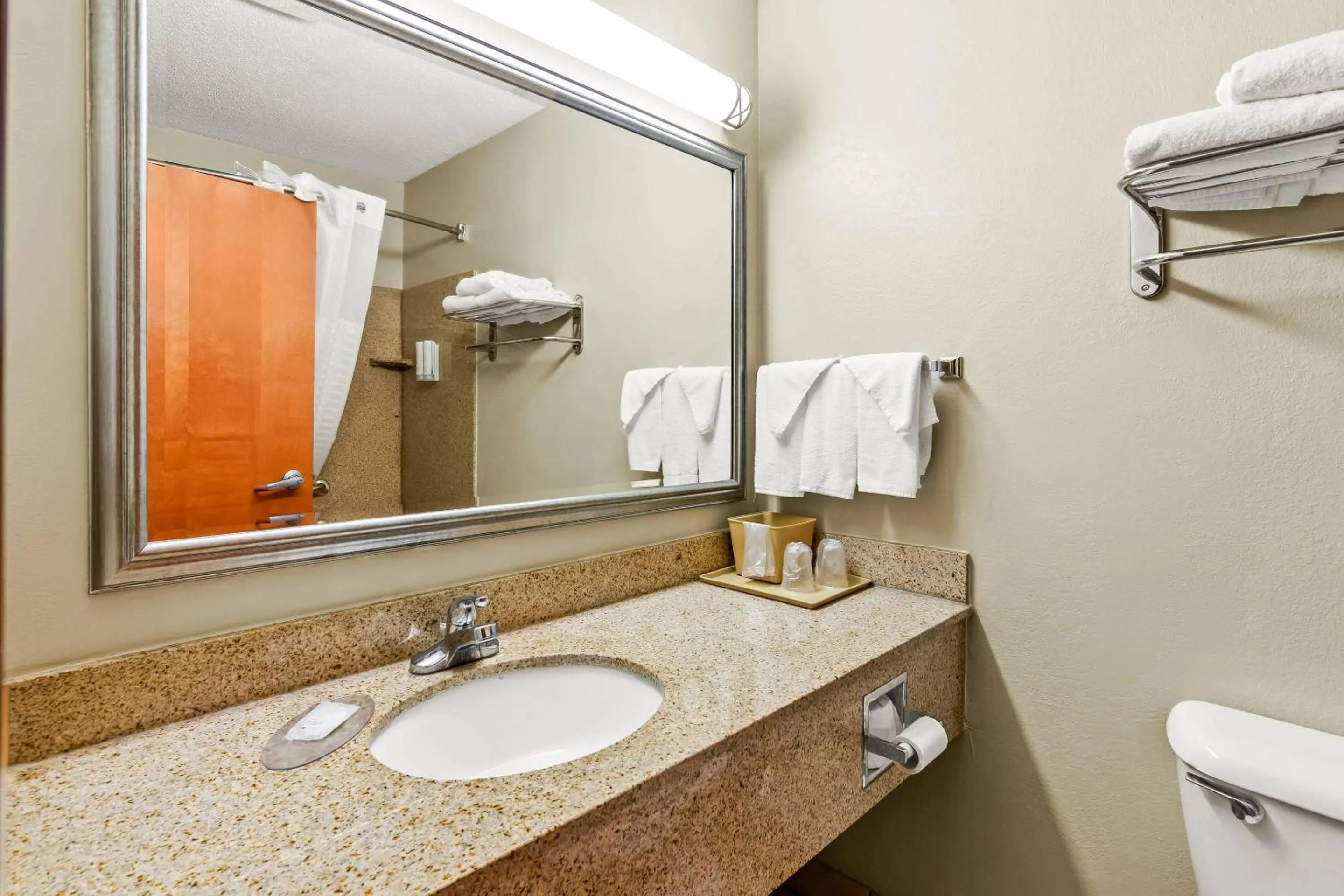 Bedroom in Econo Lodge Mt Hope - Beckley North