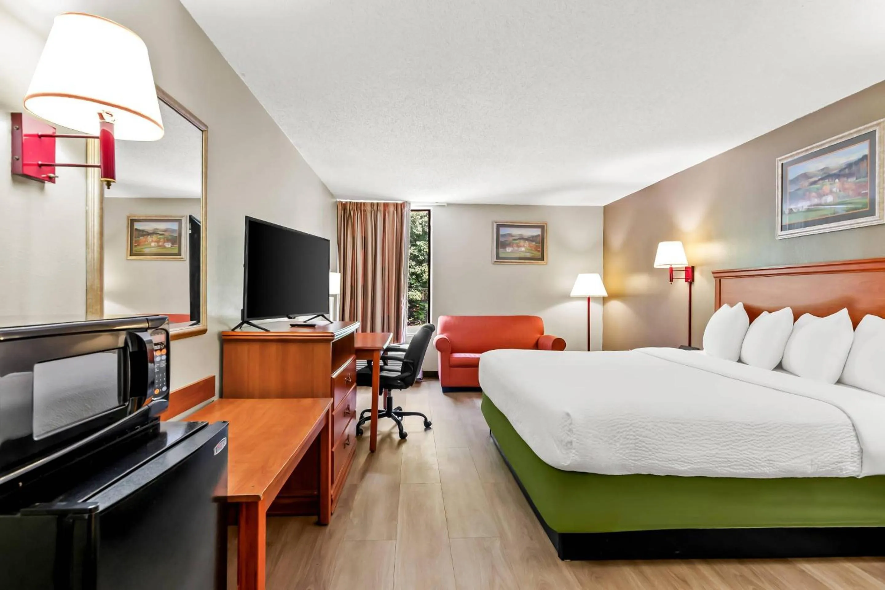 Bedroom, Bed in Econo Lodge Mt Hope - Beckley