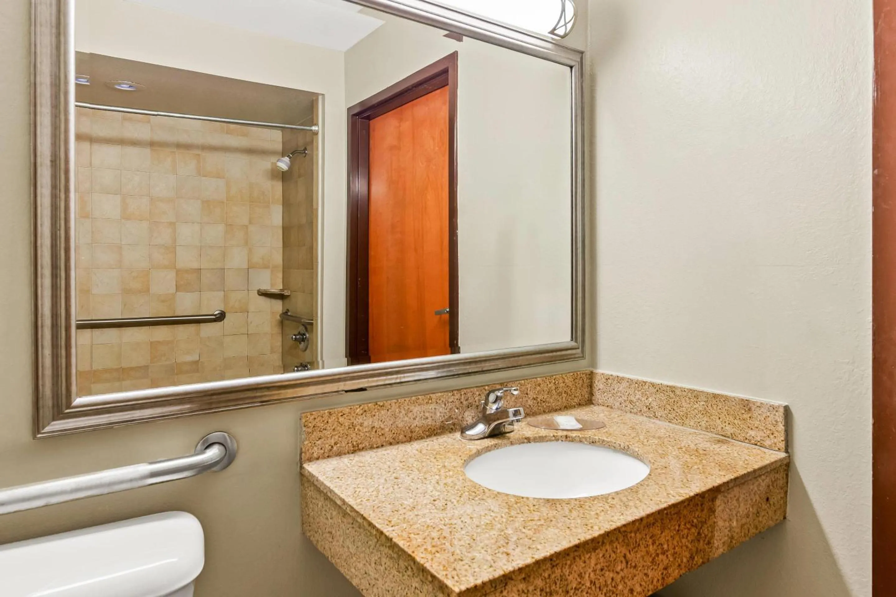 Bedroom in Econo Lodge Mt Hope - Beckley North