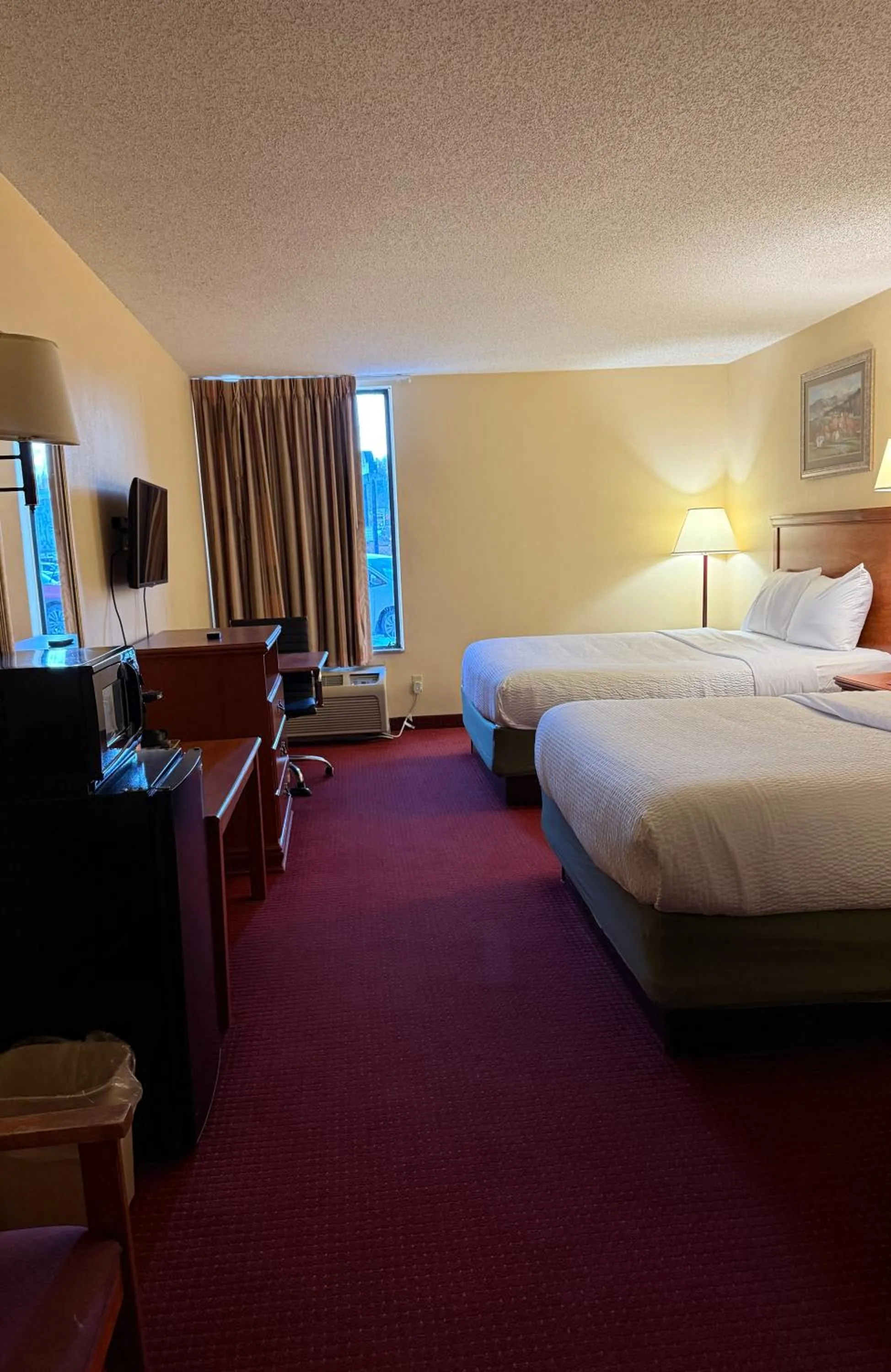 Bed in Econo Lodge Mt Hope - Beckley