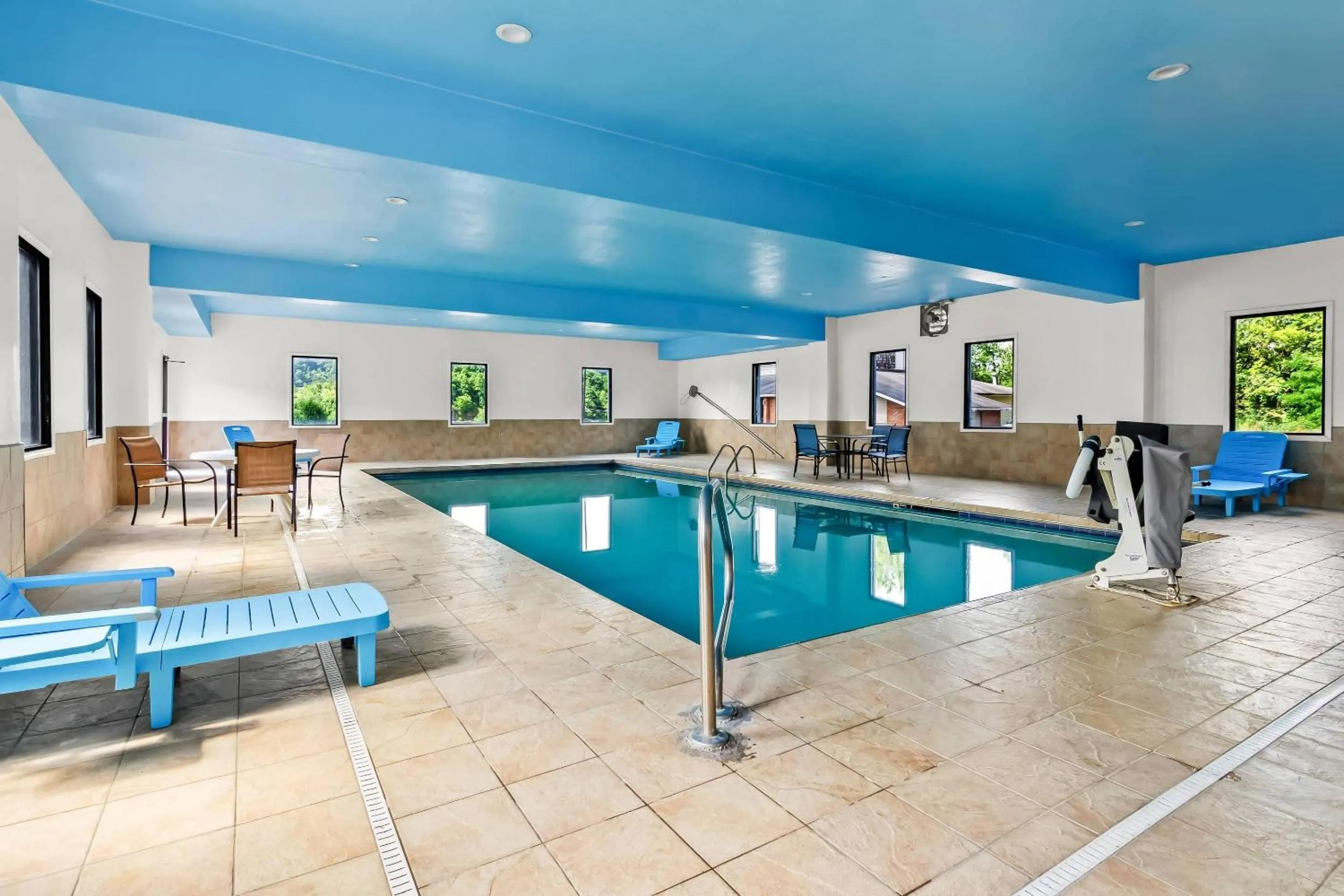 Swimming pool in Econo Lodge Mt Hope - Beckley