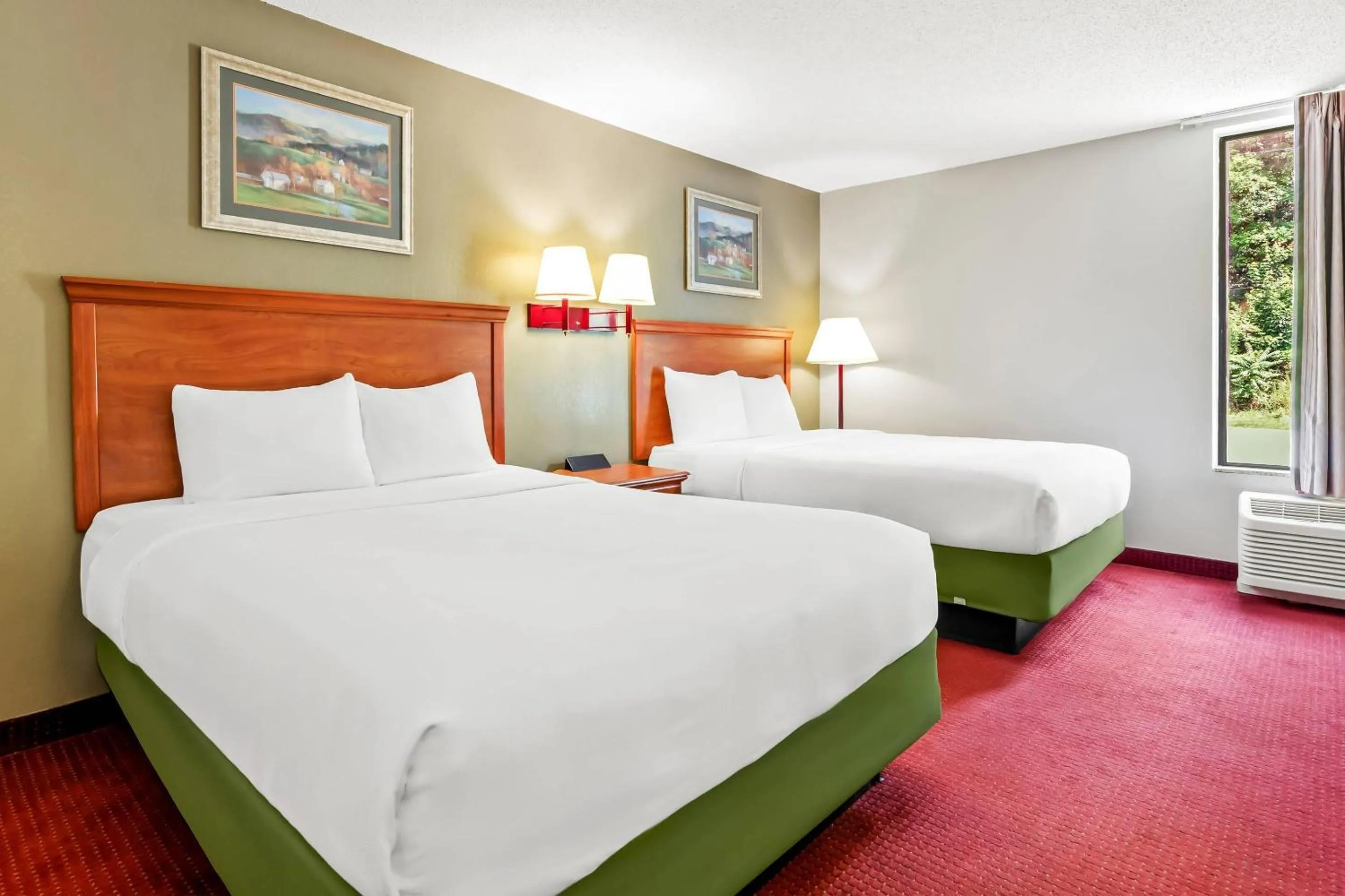 Bedroom, Bed in Econo Lodge Mt Hope - Beckley