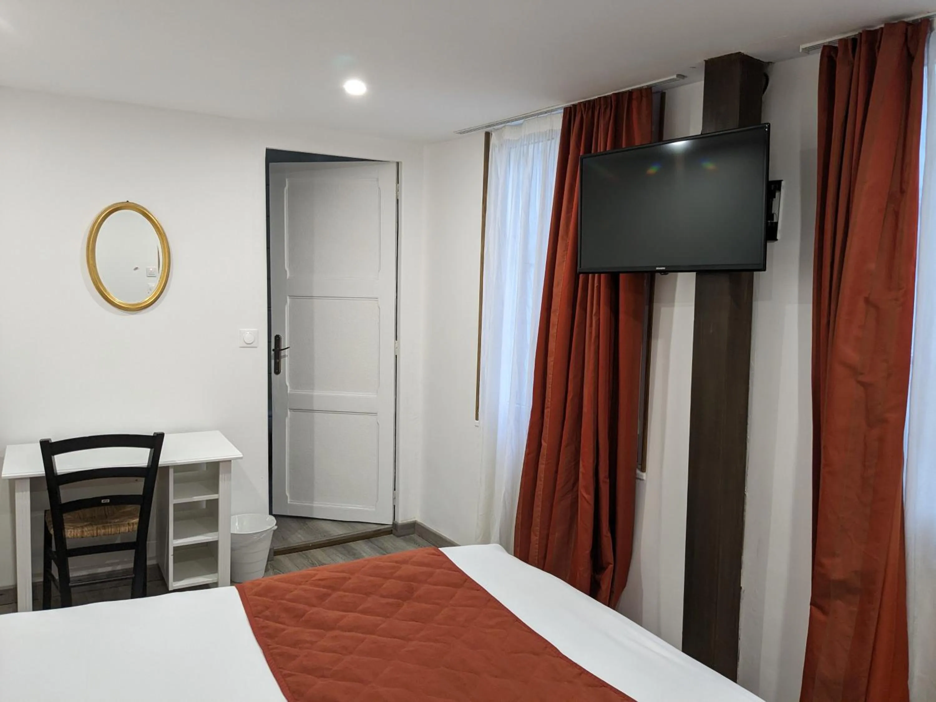 TV and multimedia, Bed in Hotel Morand