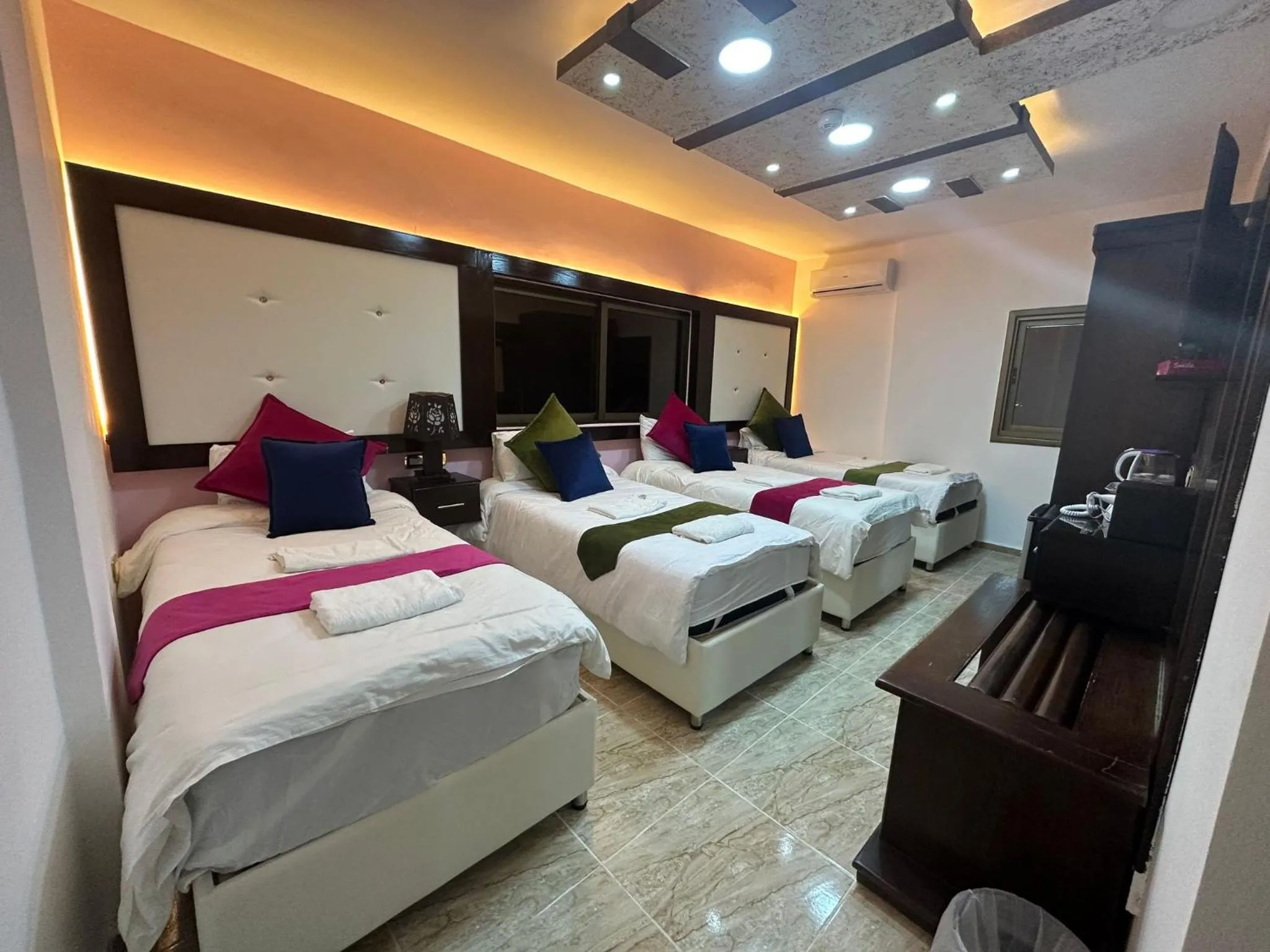 Guests, Bed in Petra Guests Hotel