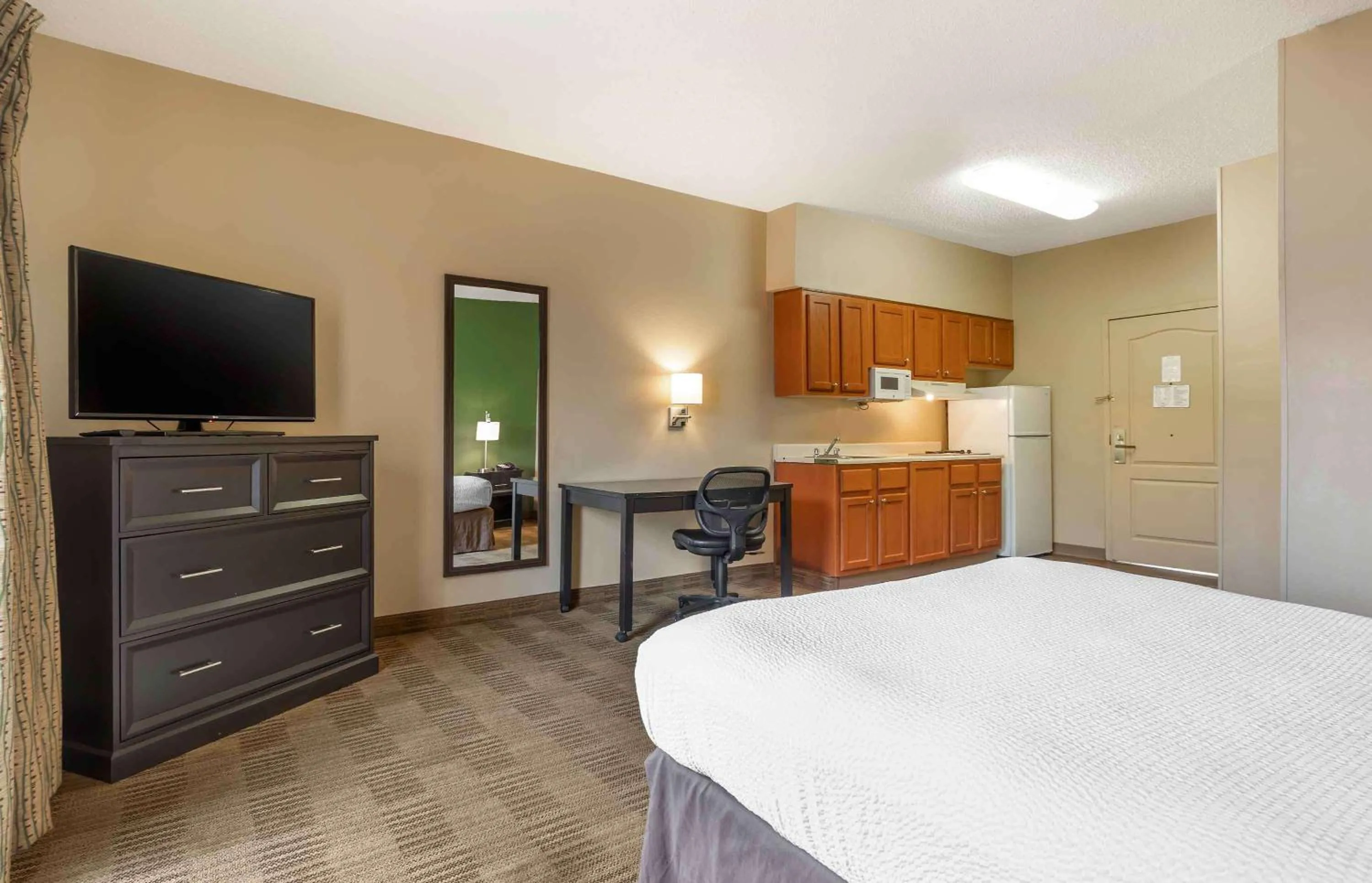 Bedroom in Extended Stay America Suites - Dallas - Frankford Road