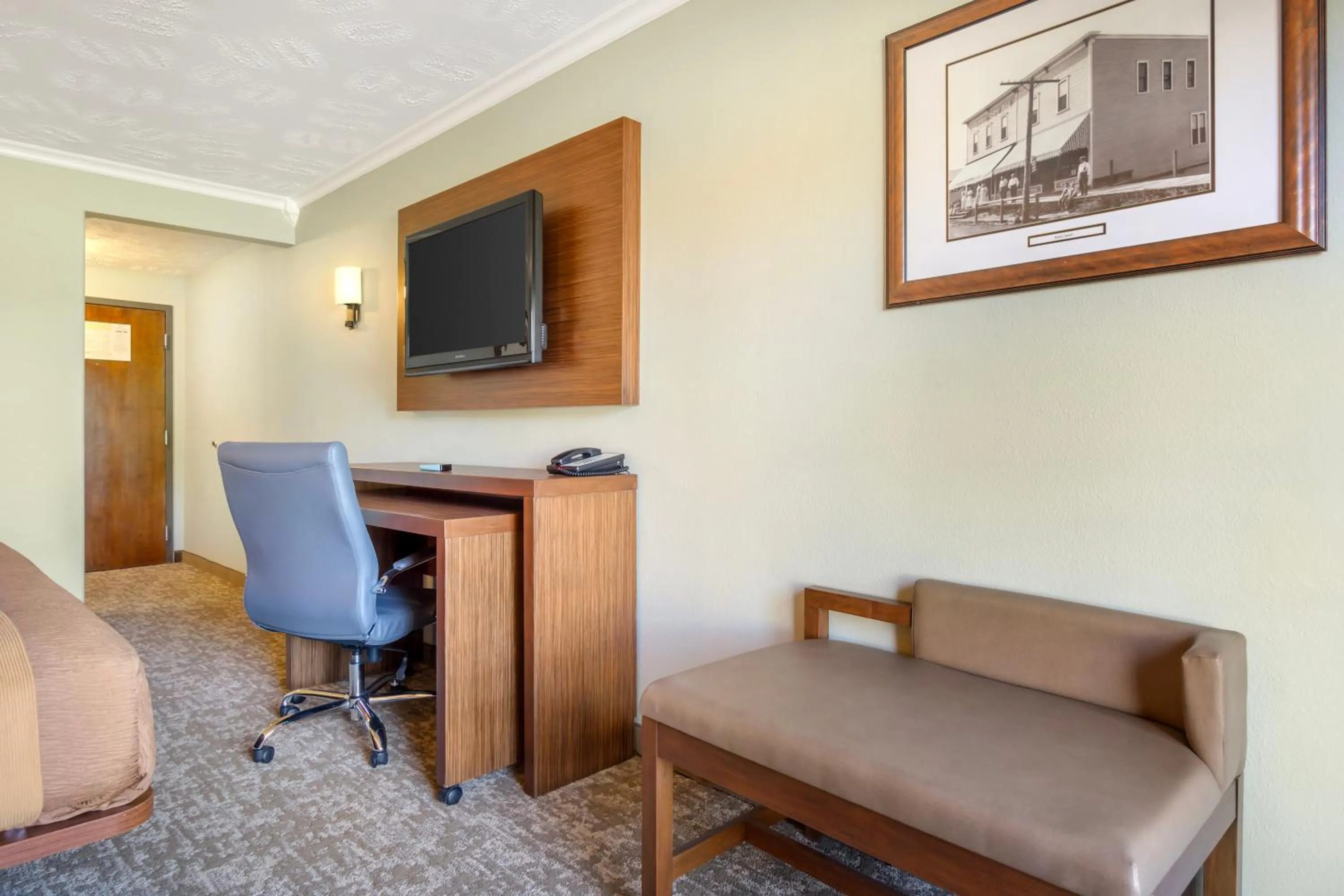 TV and multimedia in Best Western Plus Ahtanum Inn