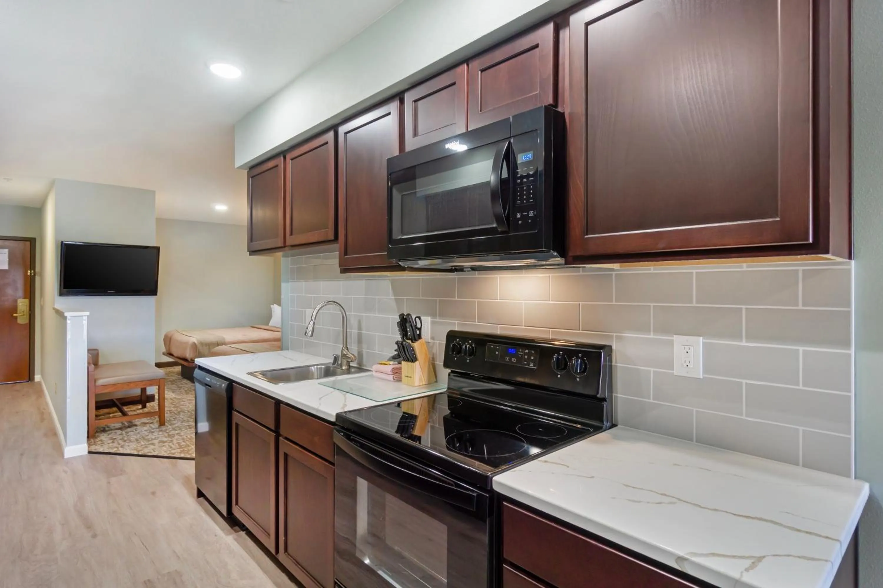 Kitchen or kitchenette in Best Western Plus Ahtanum Inn