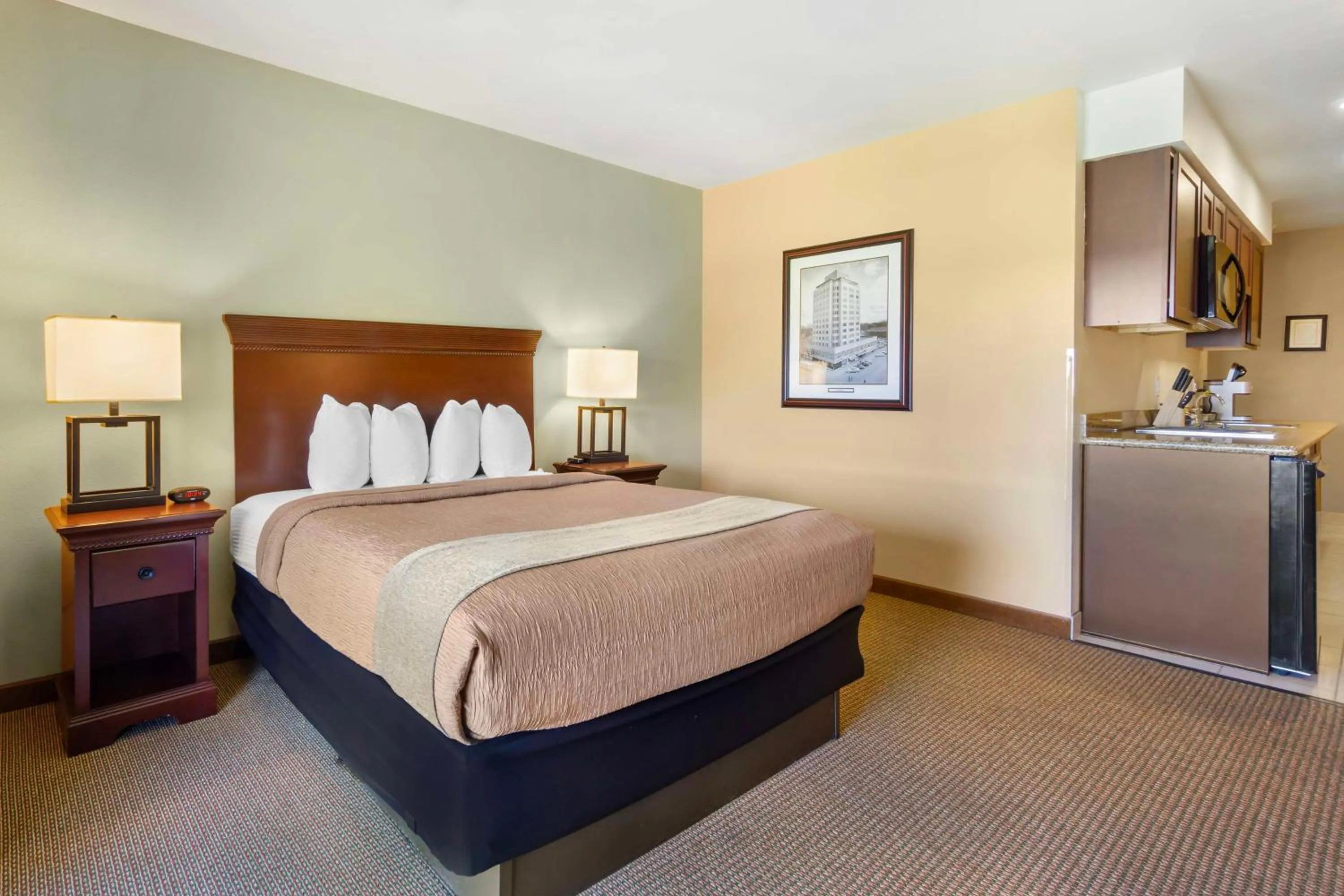 Studio Queen Suite with Balcony in Best Western Plus Ahtanum Inn