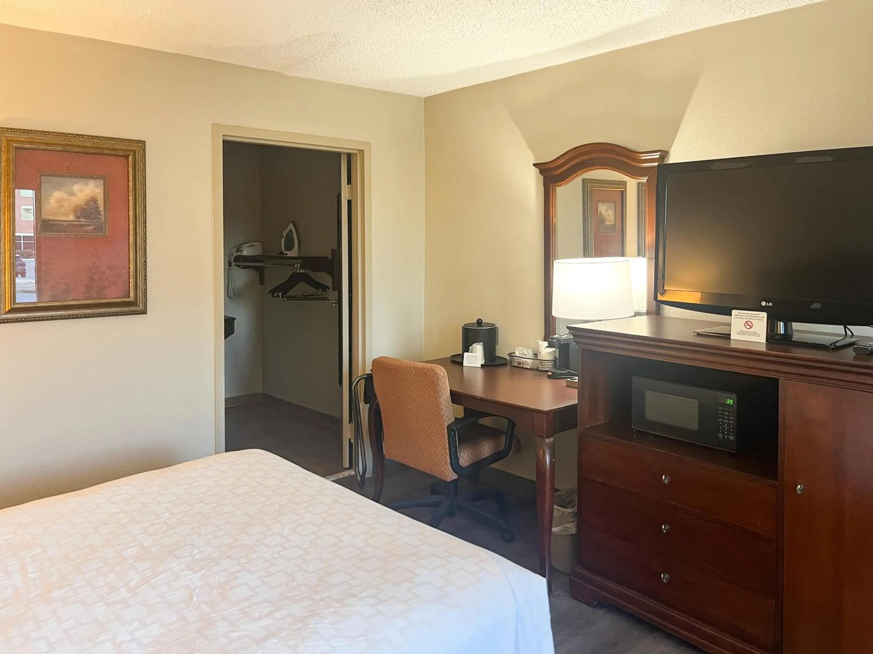 Photo of the whole room, Bed in Motel 6 Stafford, VA Quantico