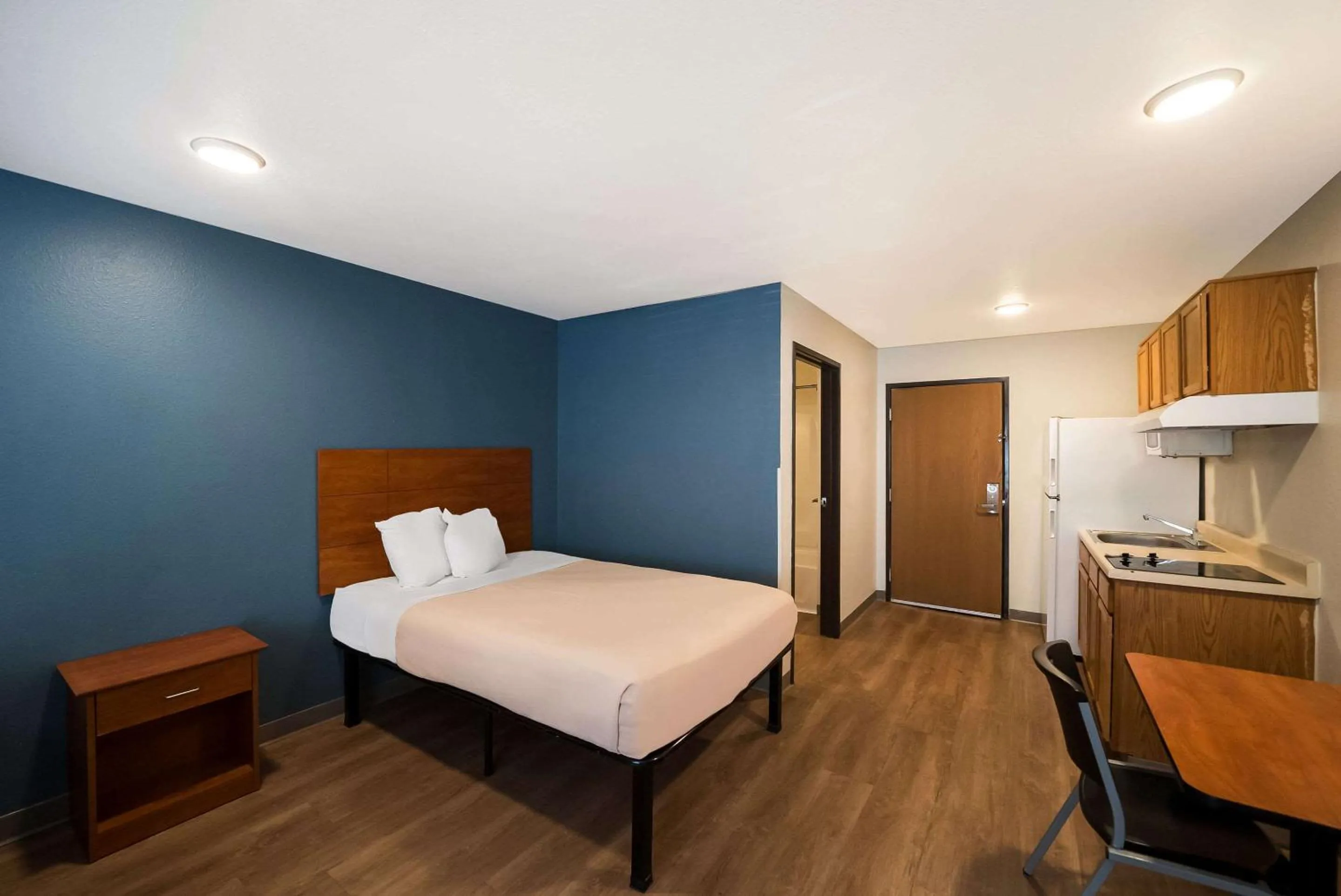Bedroom, Bed in WoodSpring Suites Fort Worth Fossil Creek