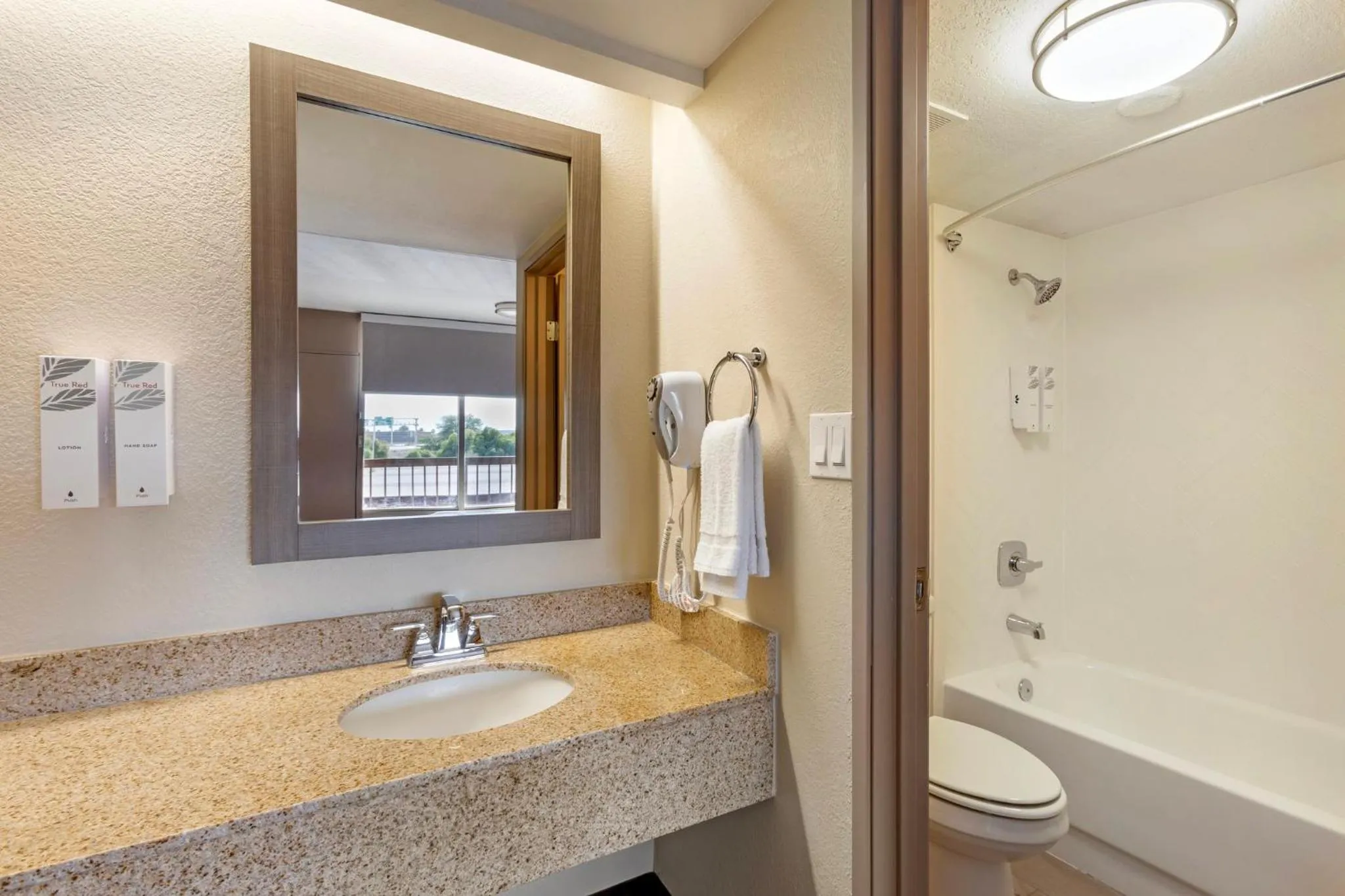 Bathroom in Red Roof Inn Tucson South - Airport