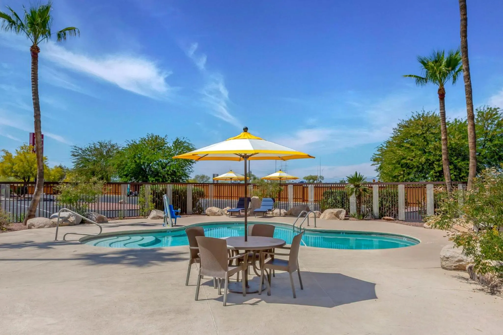 Swimming pool in Red Roof Inn Tucson South - Airport
