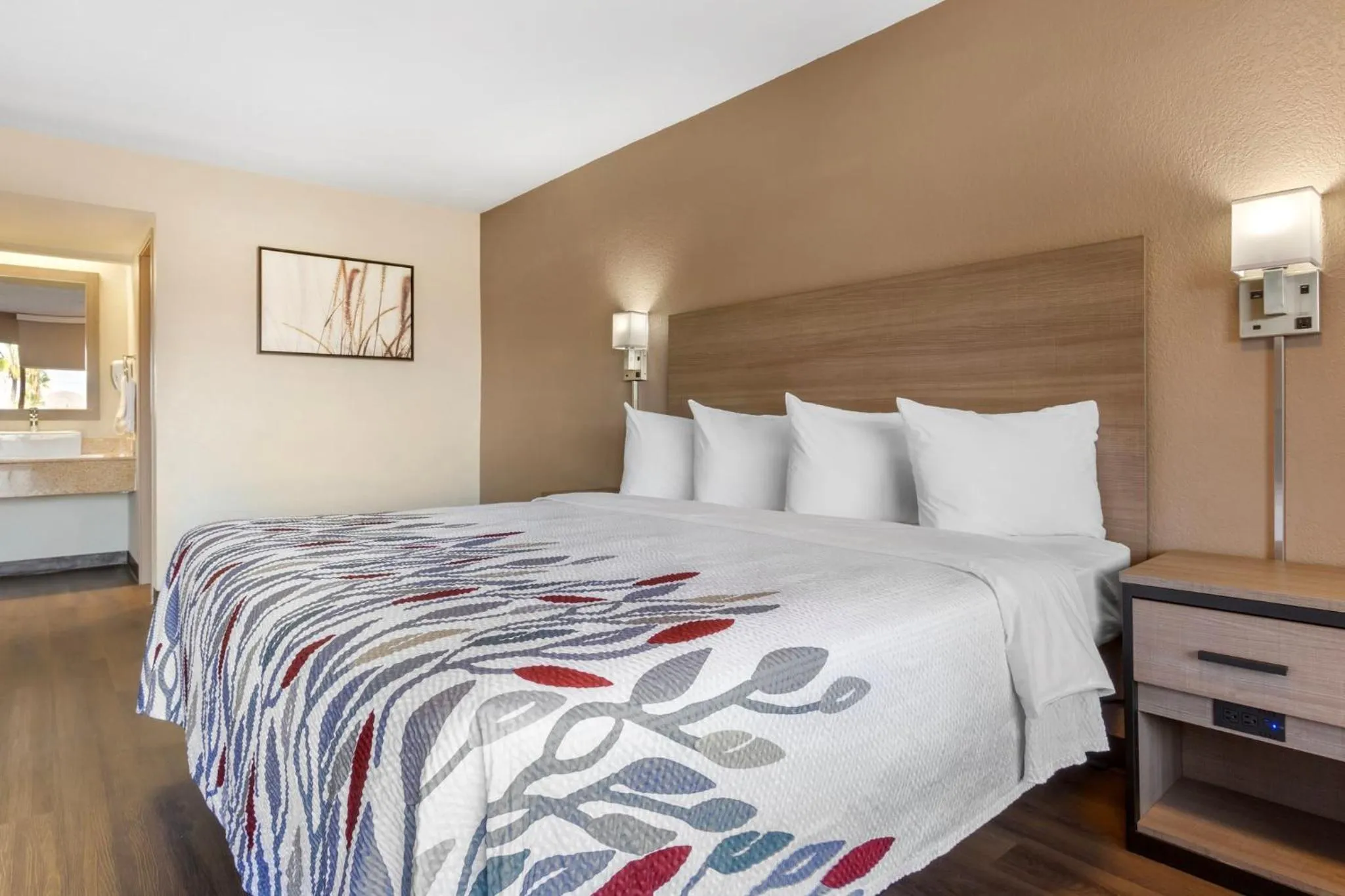 Photo of the whole room, Bed in Red Roof Inn Tucson South - Airport