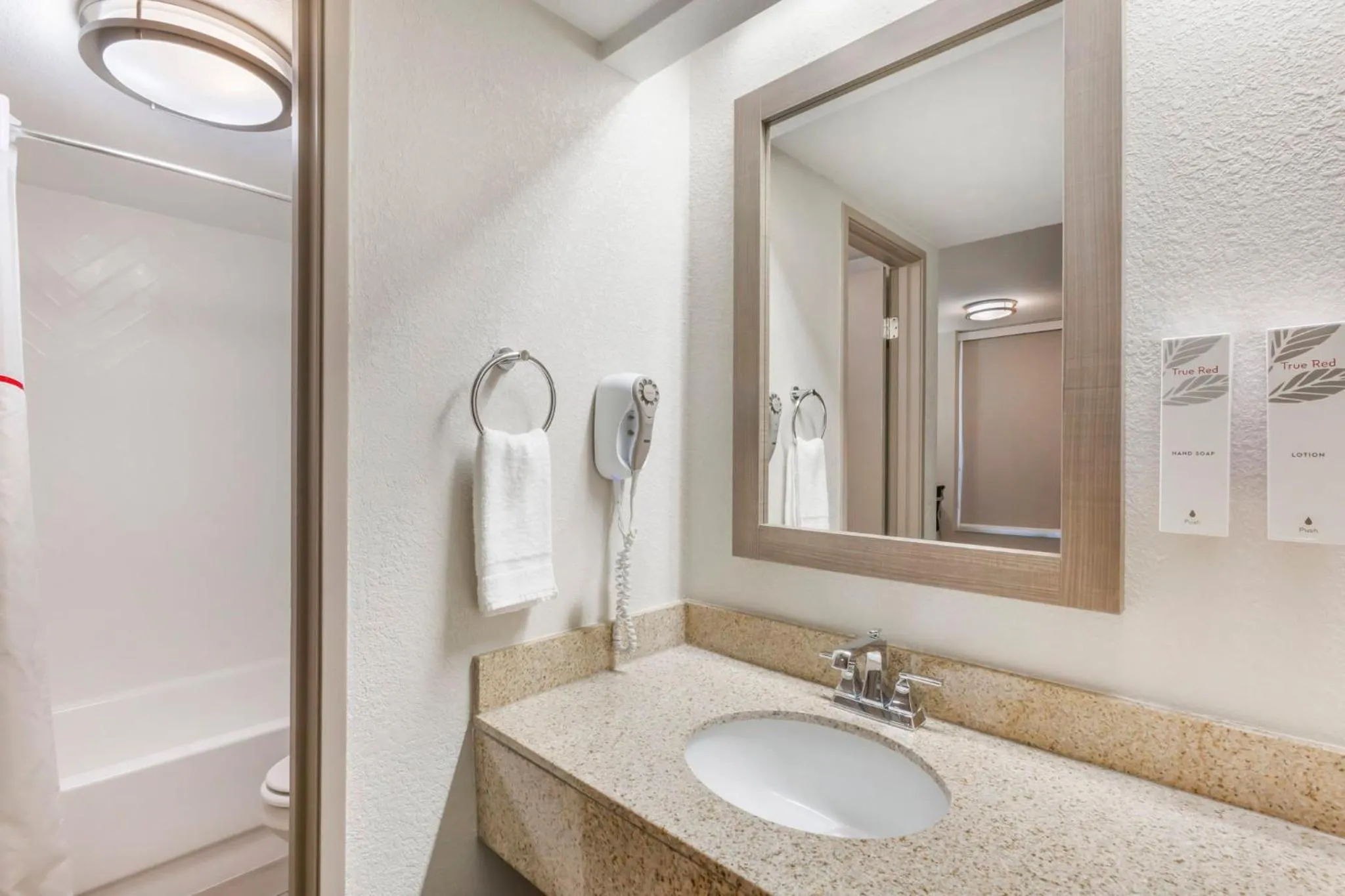 Bathroom in Red Roof Inn Tucson South - Airport