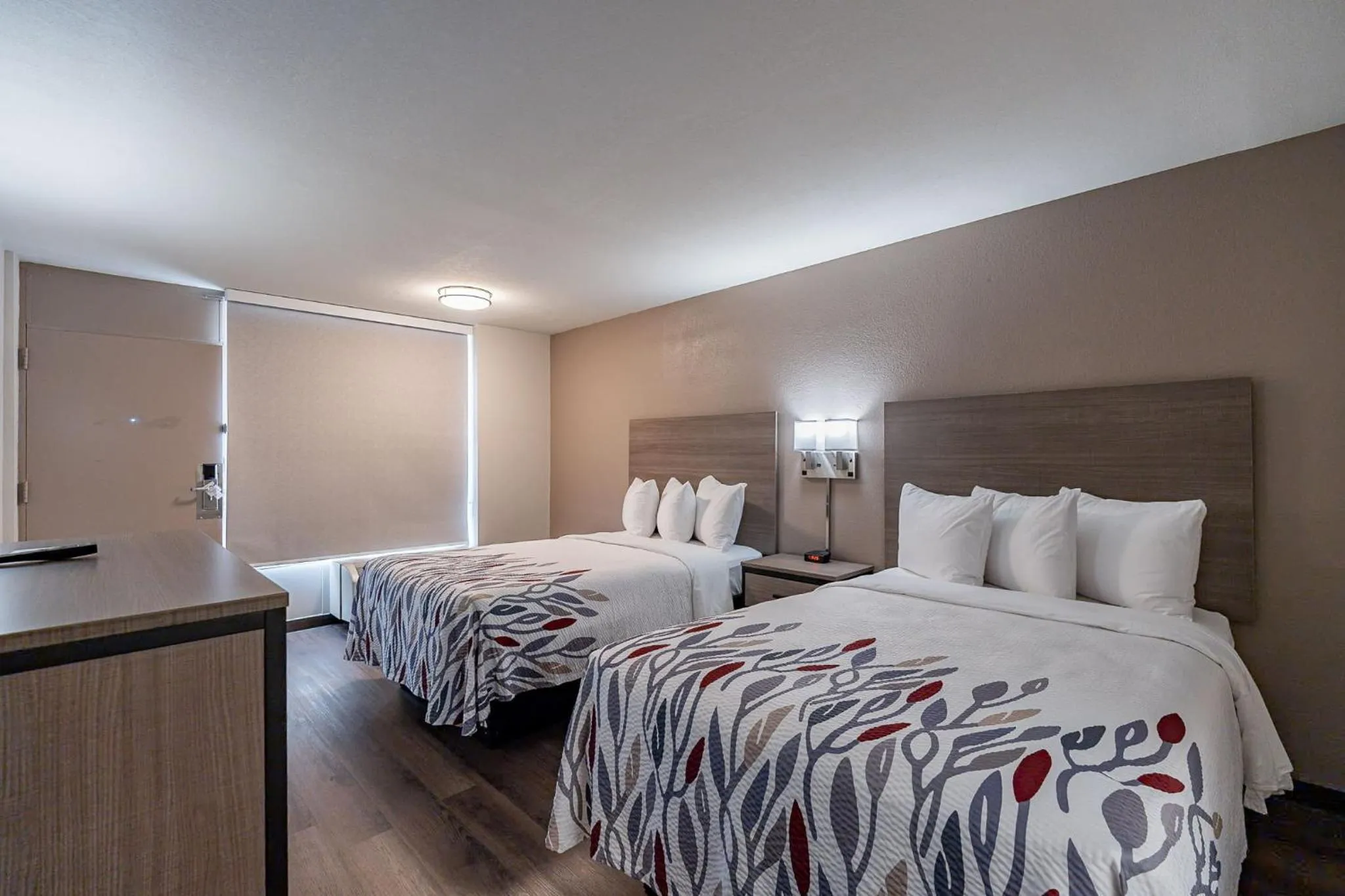 Photo of the whole room, Bed in Red Roof Inn Tucson South - Airport