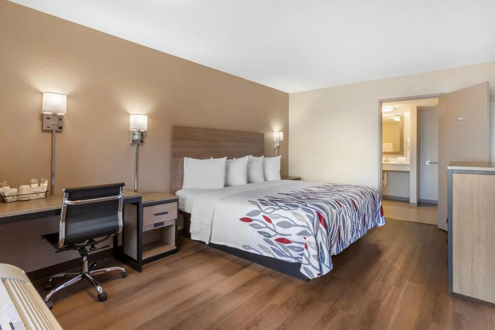 Bedroom, Bed in Red Roof Inn Tucson South - Airport