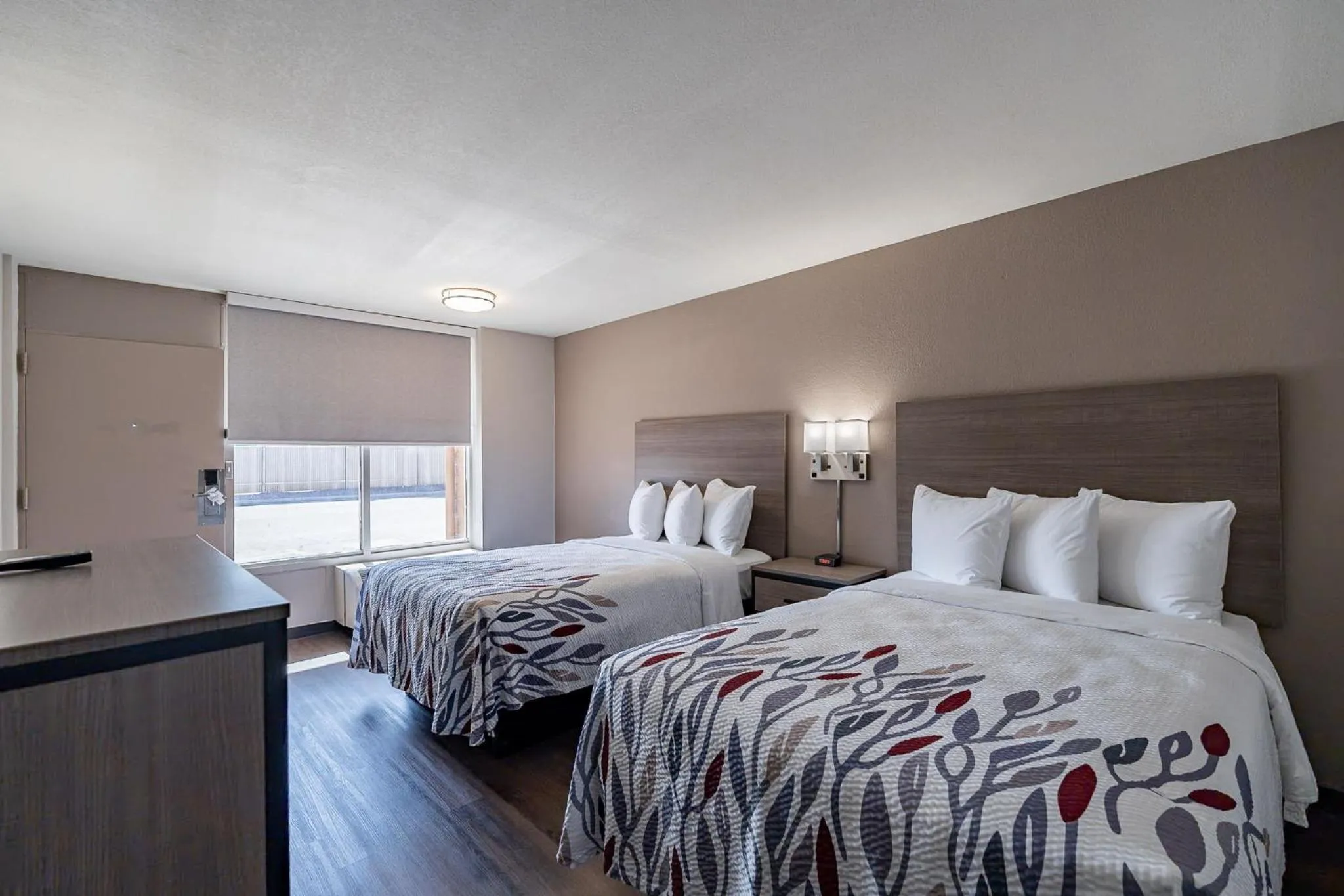 Photo of the whole room, Bed in Red Roof Inn Tucson South - Airport