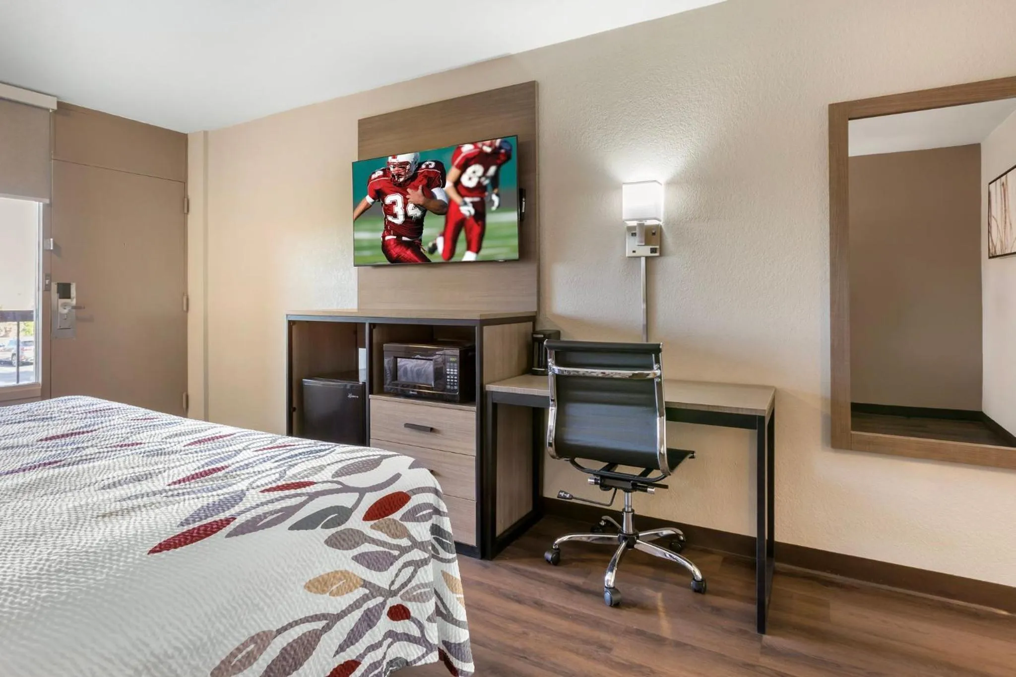 Photo of the whole room, Bed in Red Roof Inn Tucson South - Airport