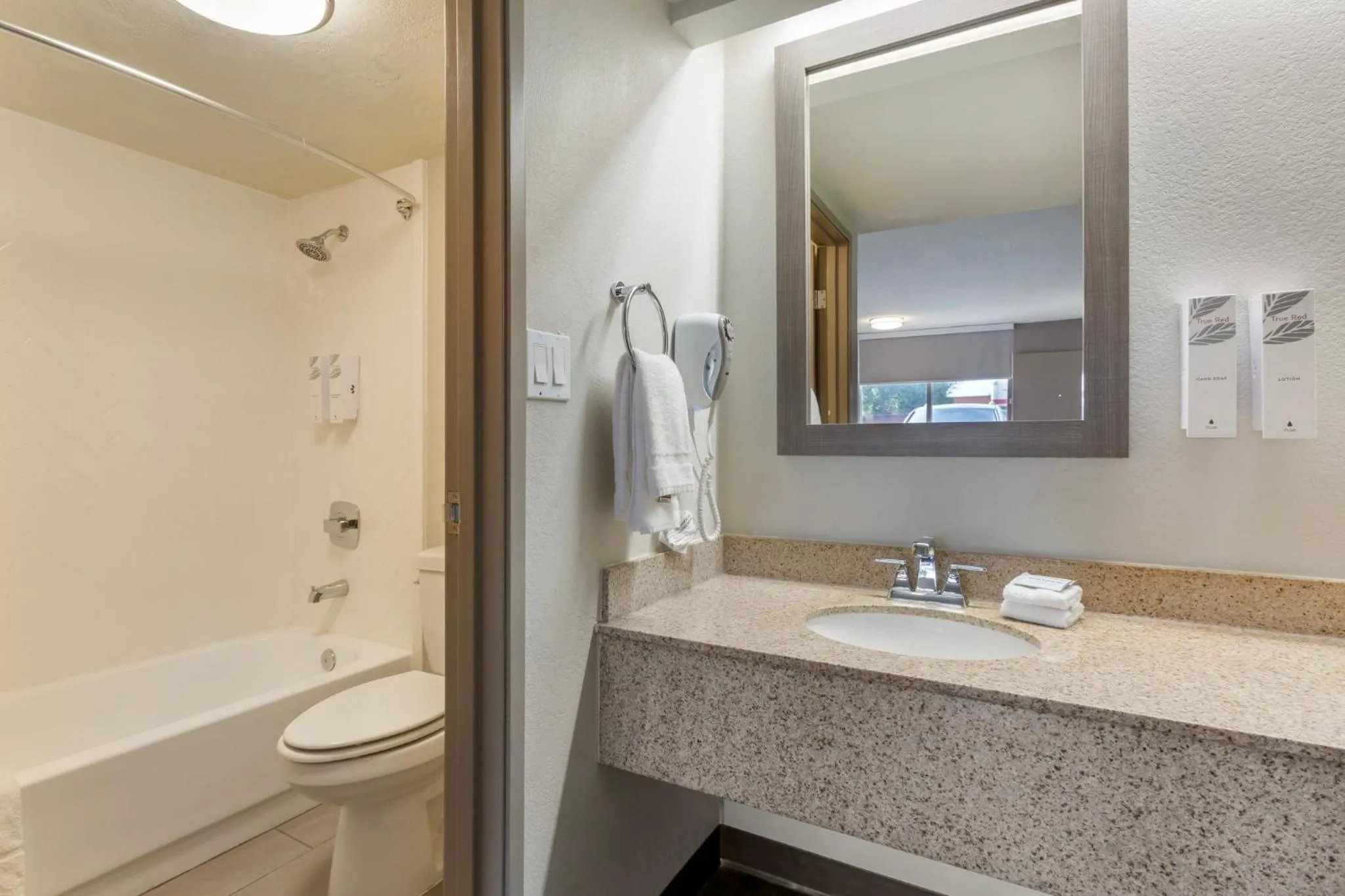 Bathroom in Red Roof Inn Tucson South - Airport