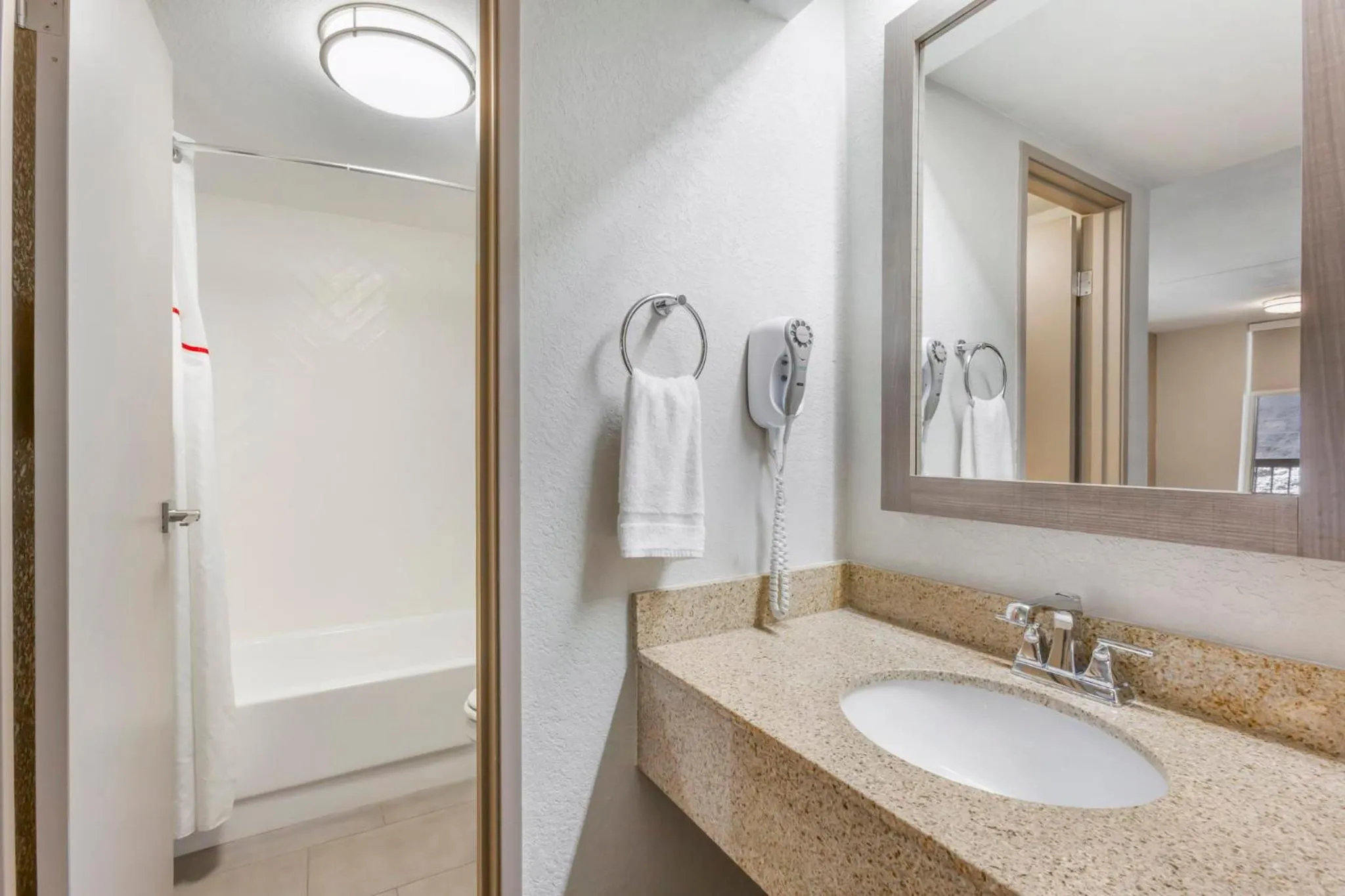 Bathroom in Red Roof Inn Tucson South - Airport