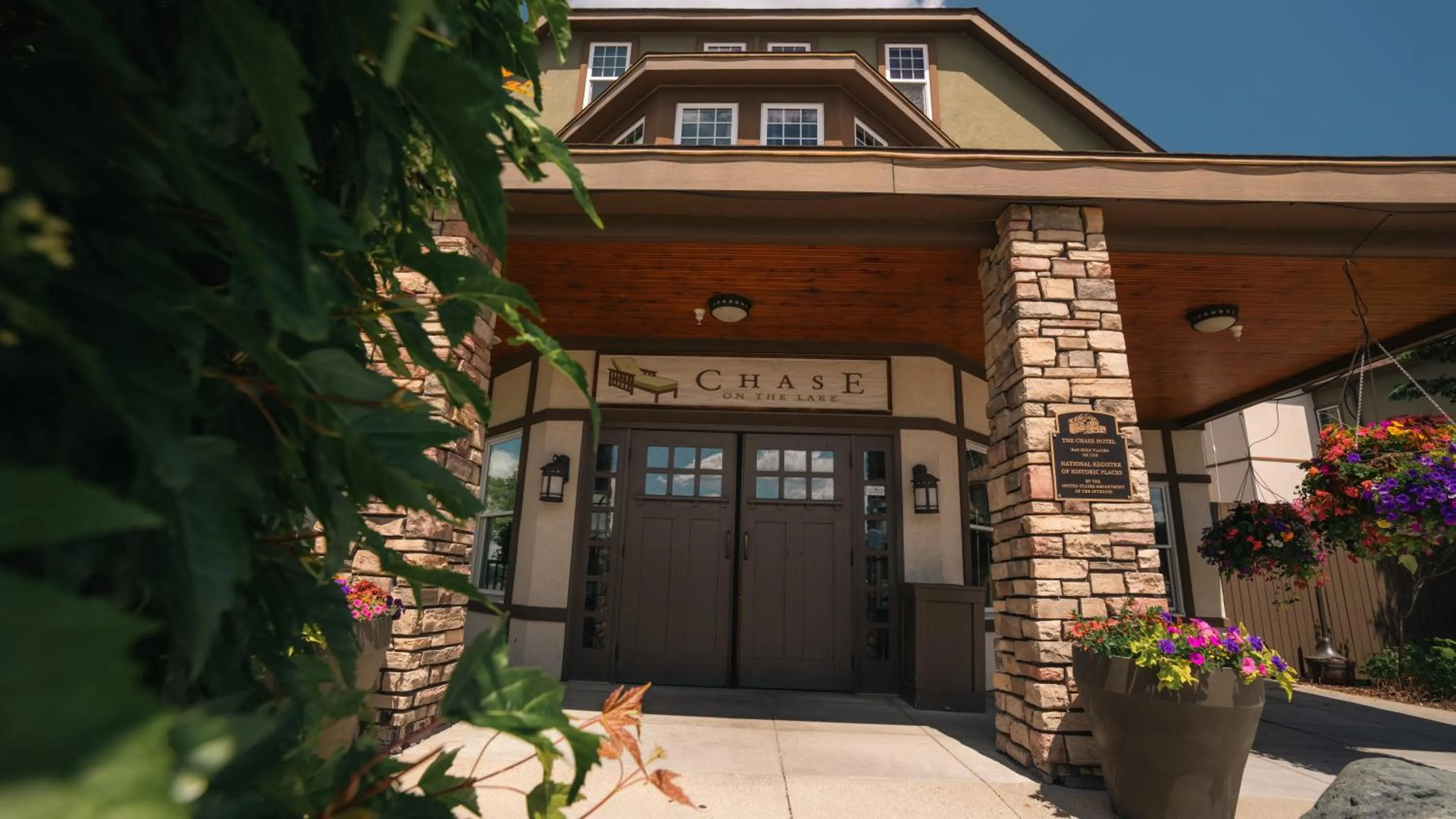 Facade/entrance in Chase On The Lake