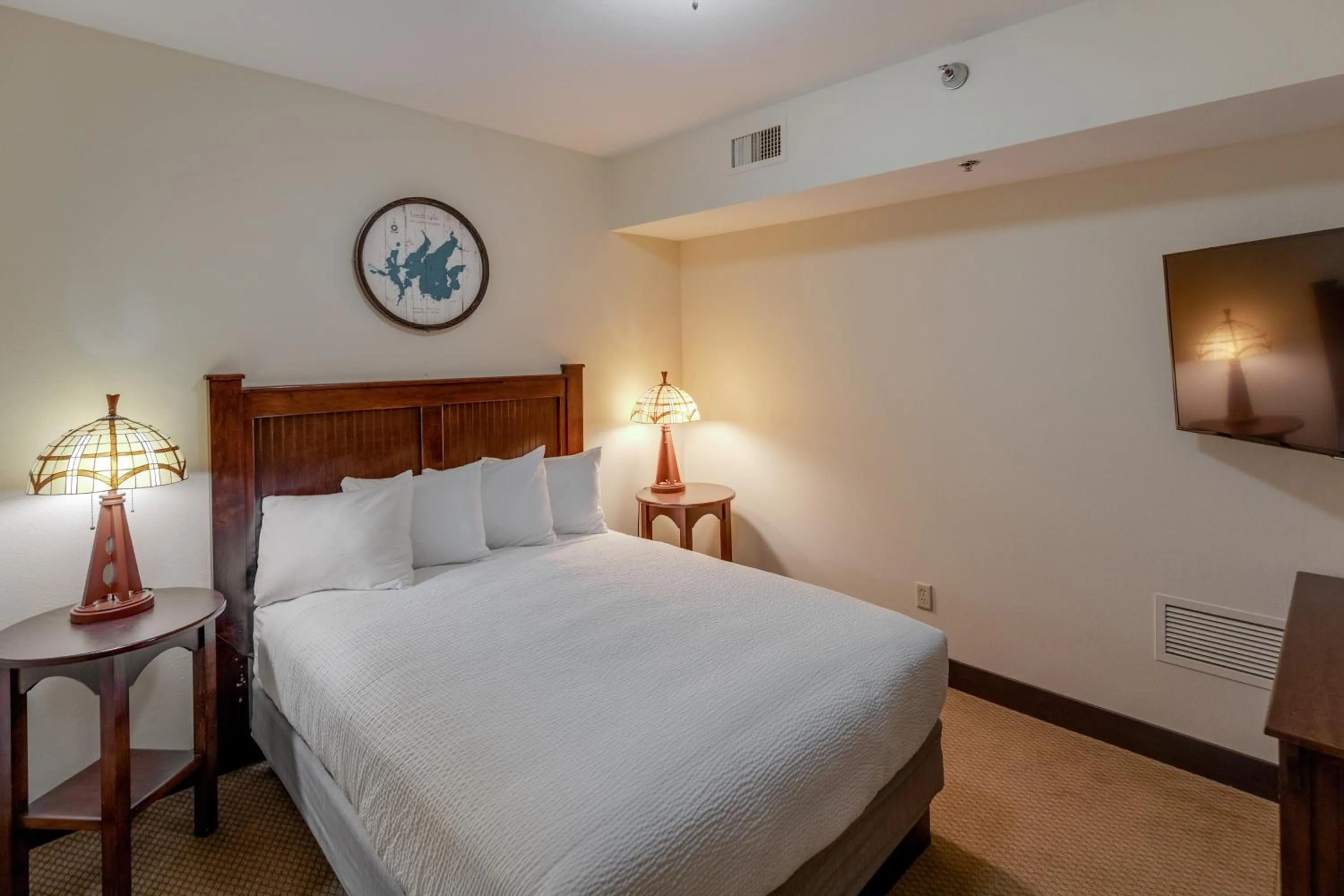 Bedroom, Bed in Chase On The Lake