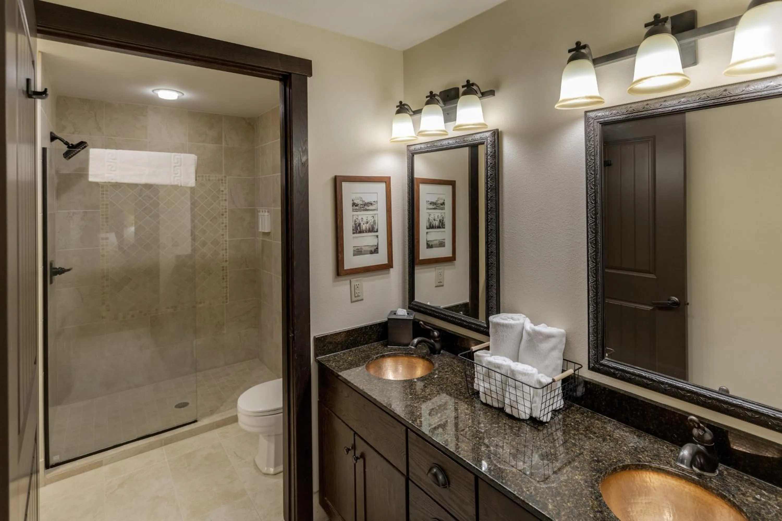 Shower in Chase On The Lake