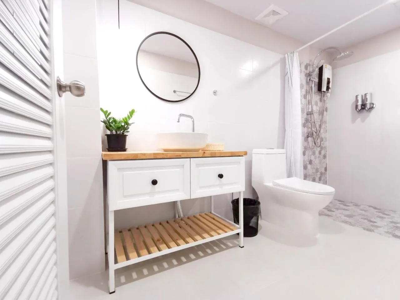 Toilet in Snoozy Guesthouse