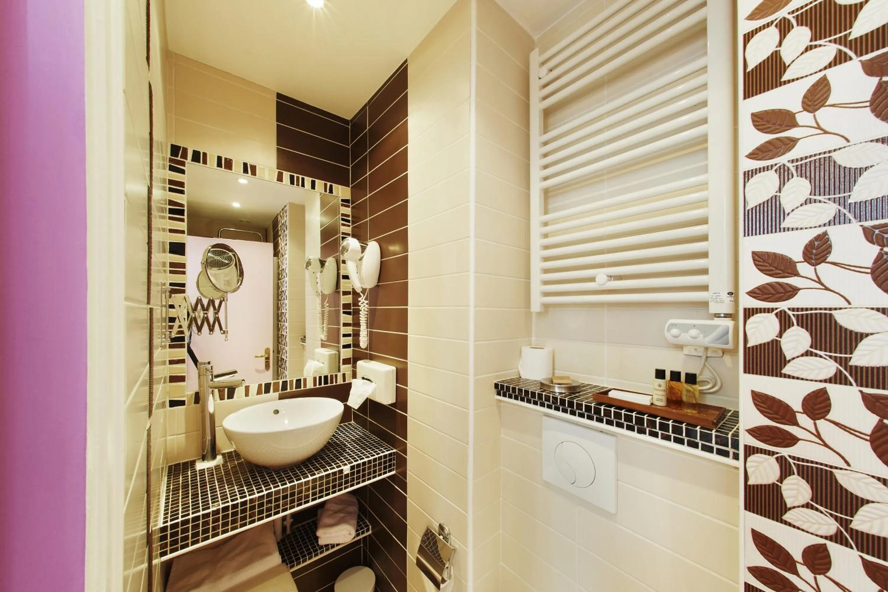 Bathroom in Hôtel Poussin