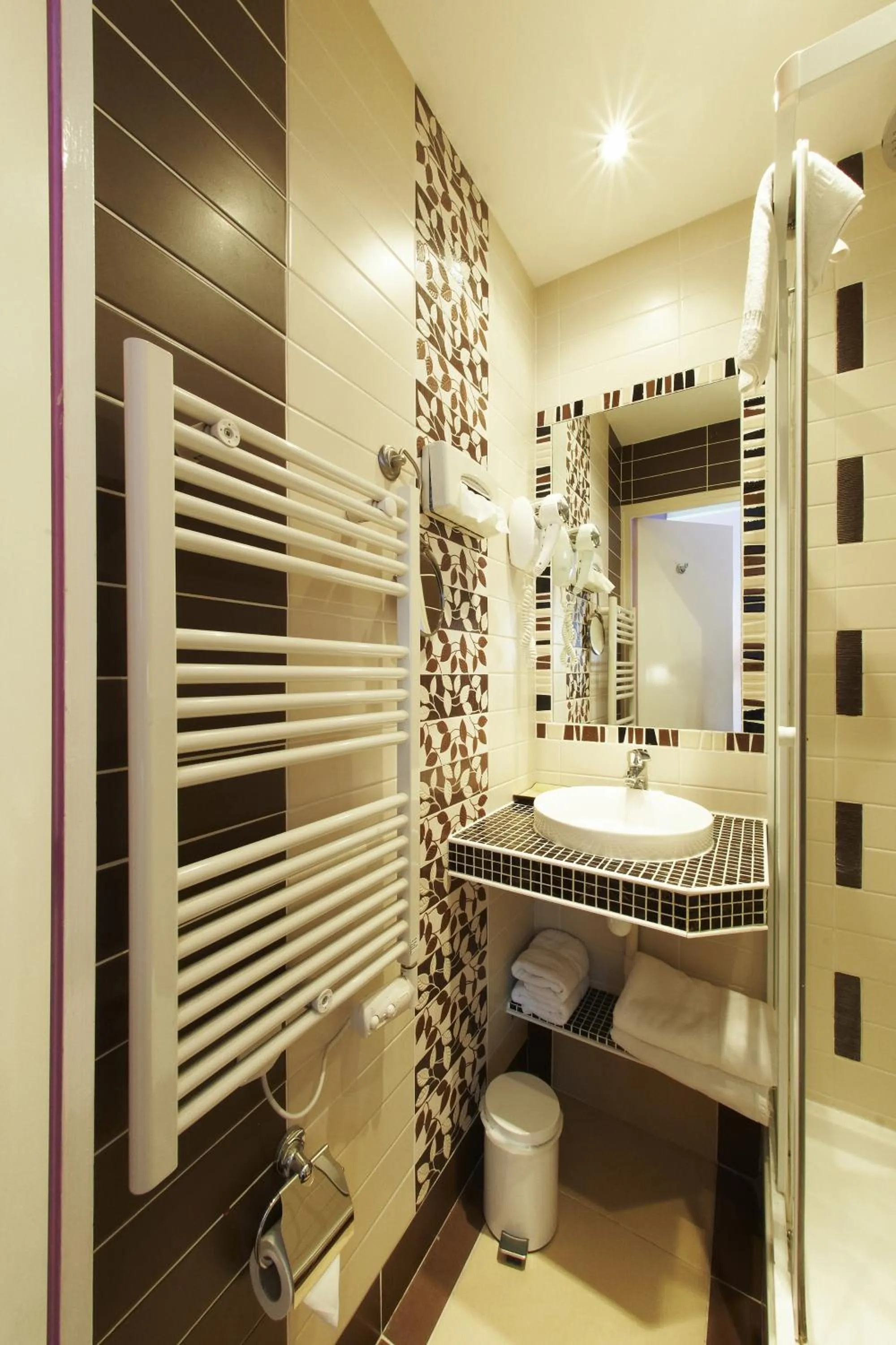 Bathroom in Hôtel Poussin