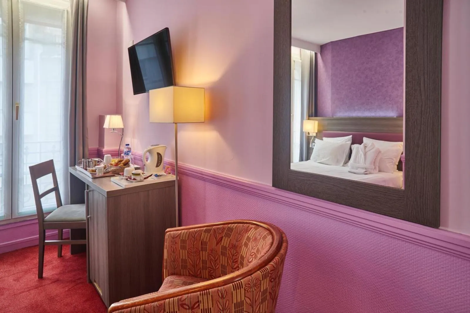 TV and multimedia, Bed in Hôtel Poussin