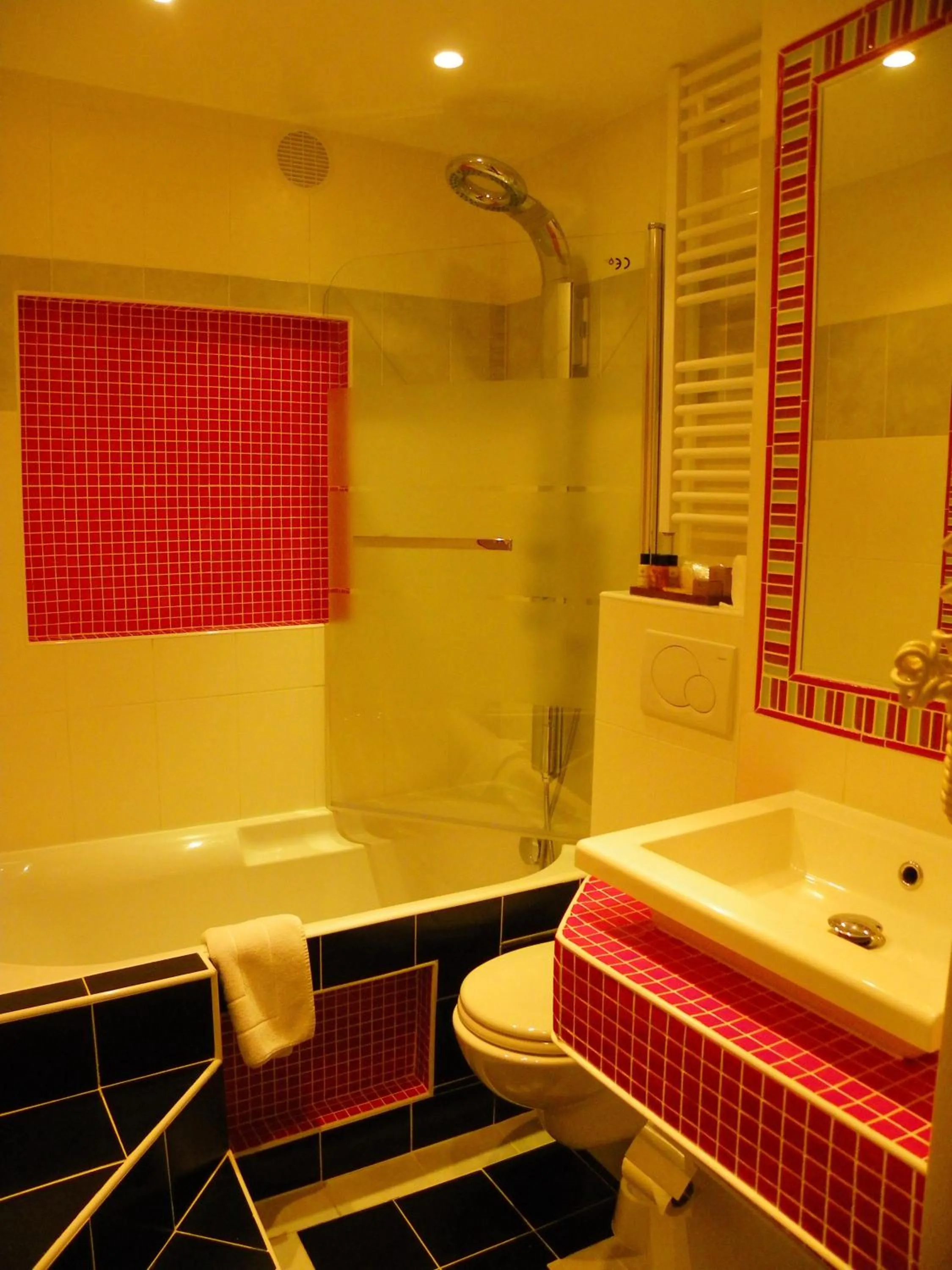 Bathroom in Hôtel Poussin