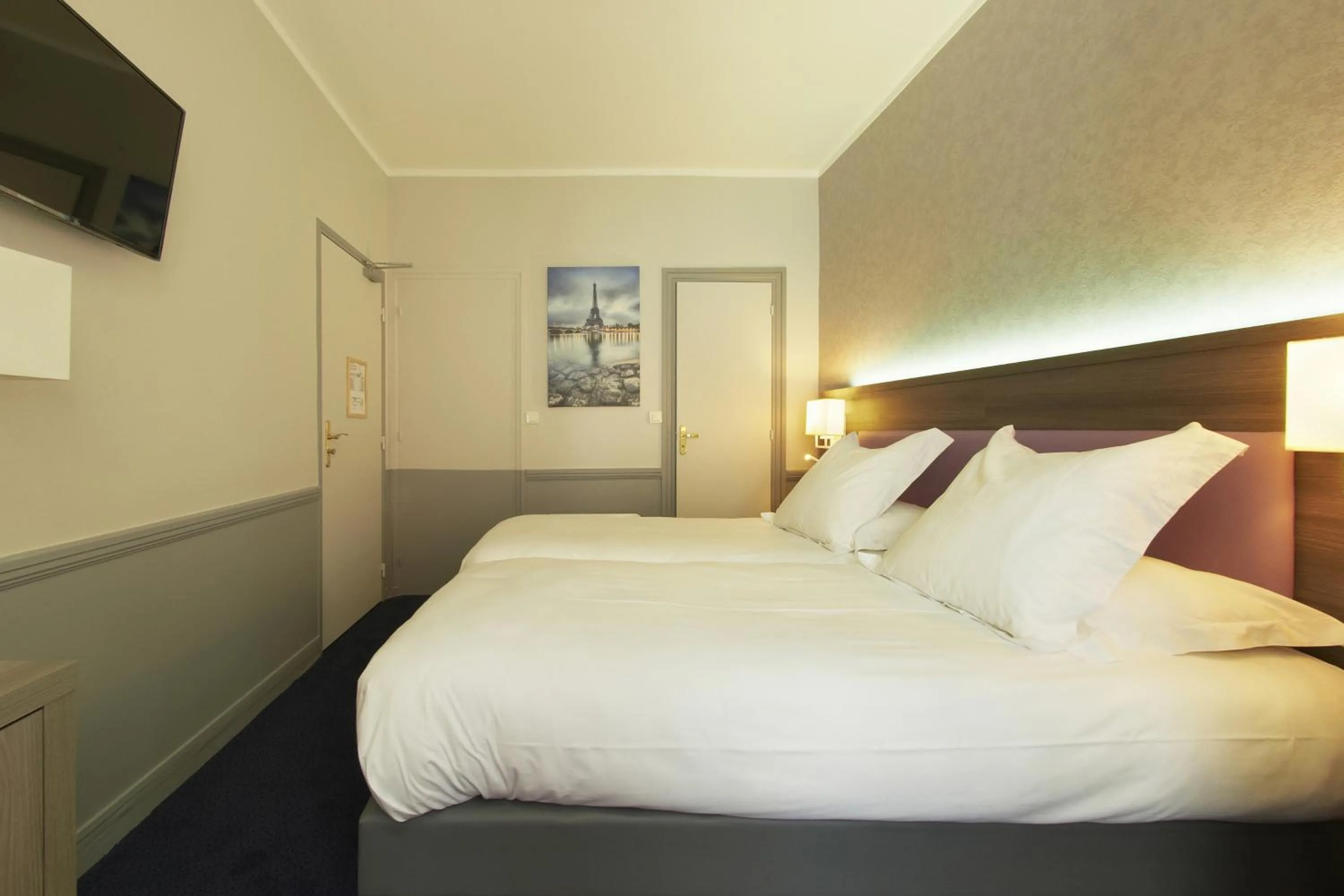 Photo of the whole room, Bed in Hôtel Poussin