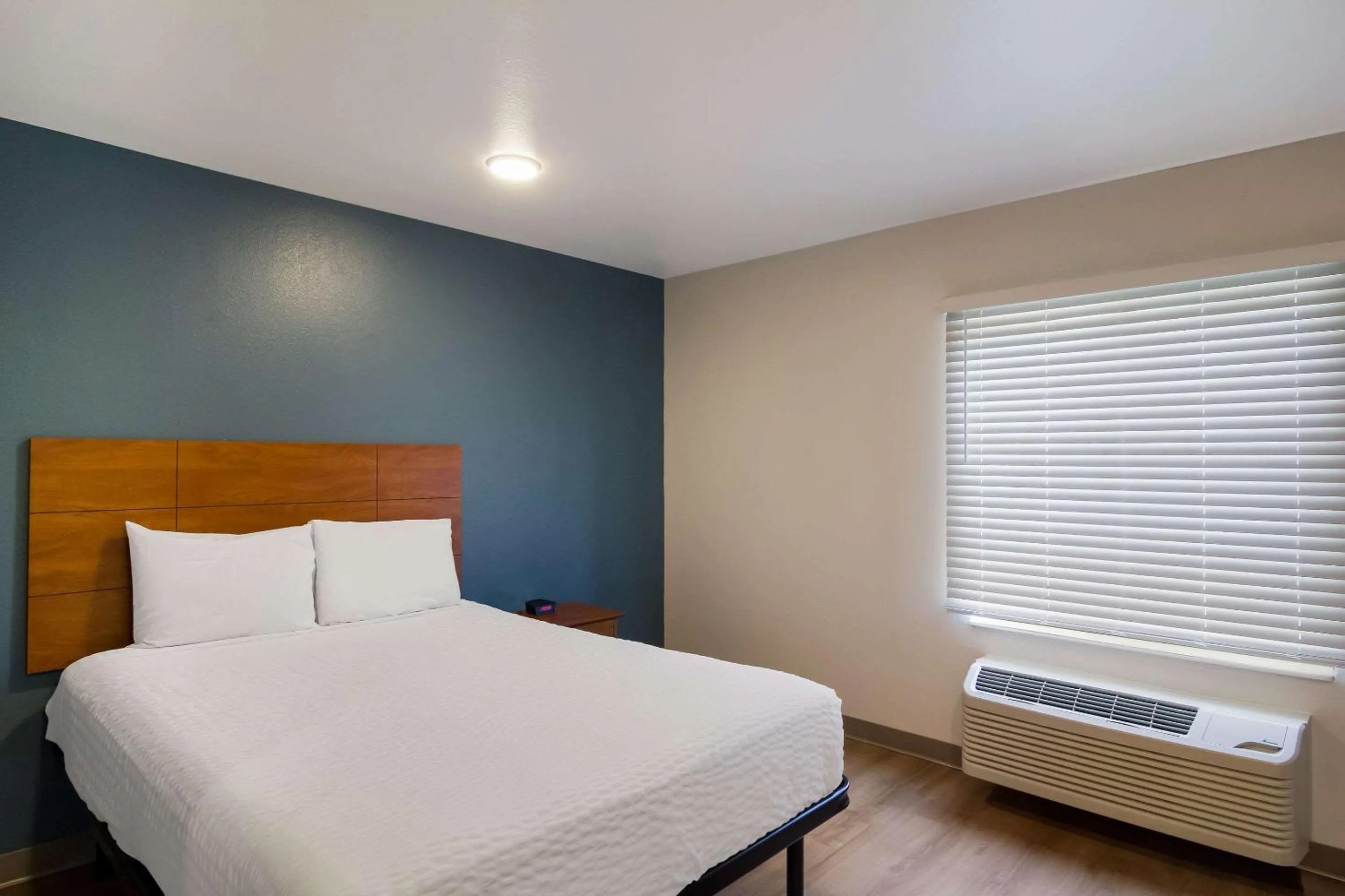 Bedroom, Bed in WoodSpring Suites Jacksonville I-295 East