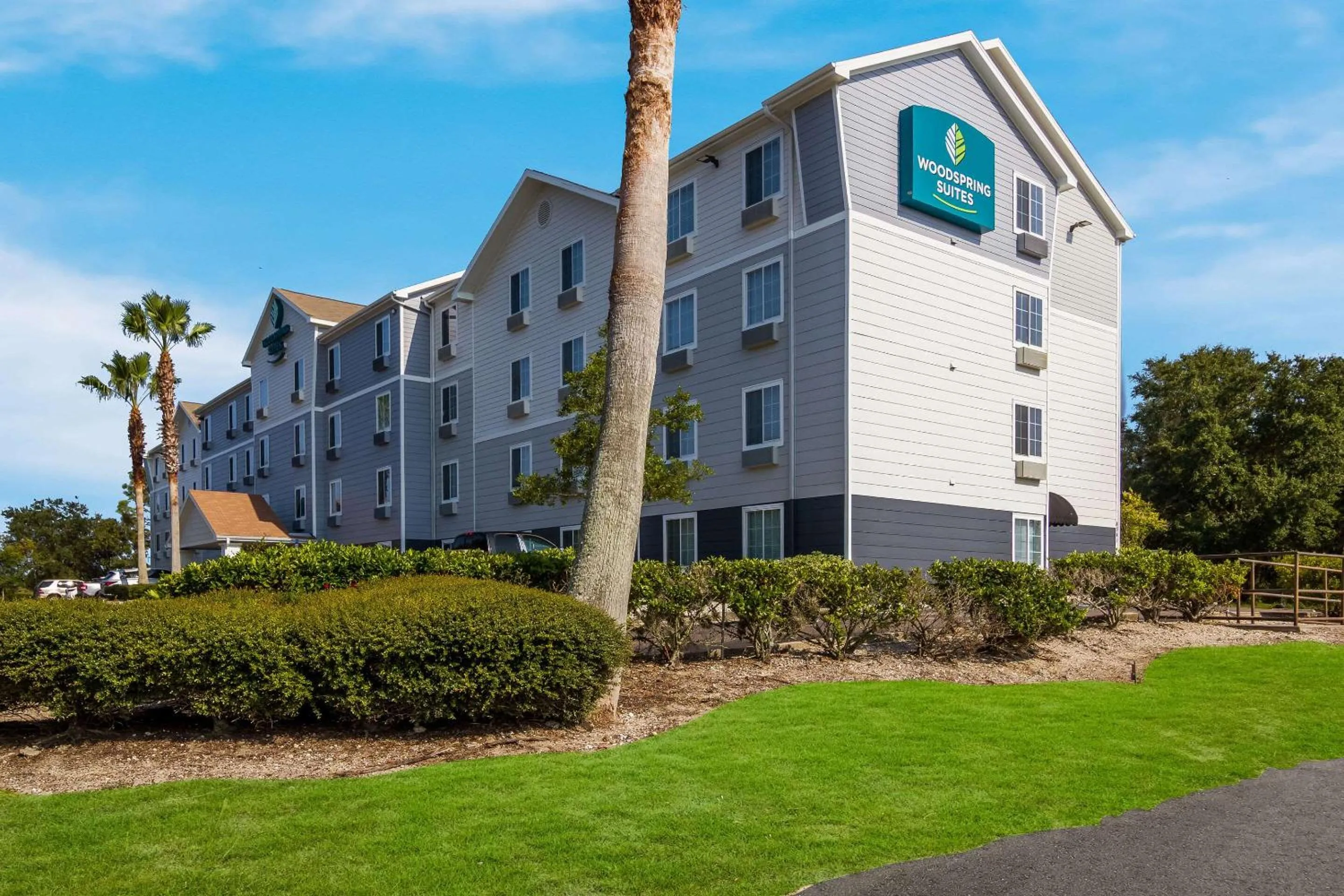 Property building in WoodSpring Suites Jacksonville I-295 East