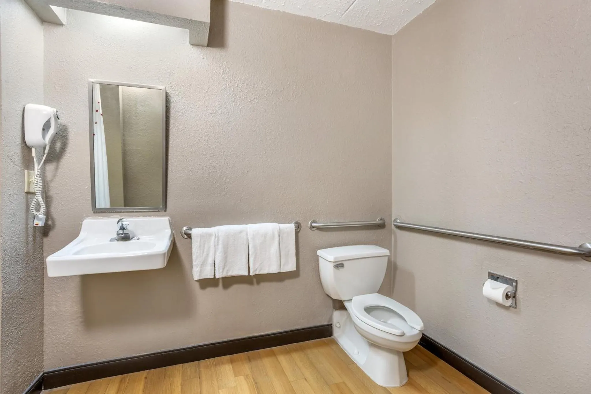 Bathroom in Red Roof Inn Tinton Falls-Jersey Shore