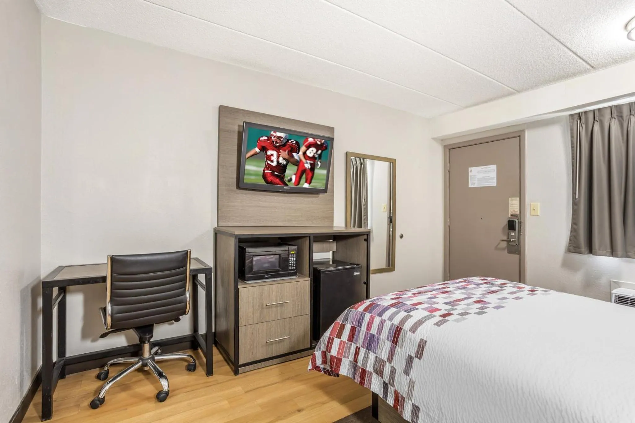 Photo of the whole room, Bed in Red Roof Inn Tinton Falls-Jersey Shore