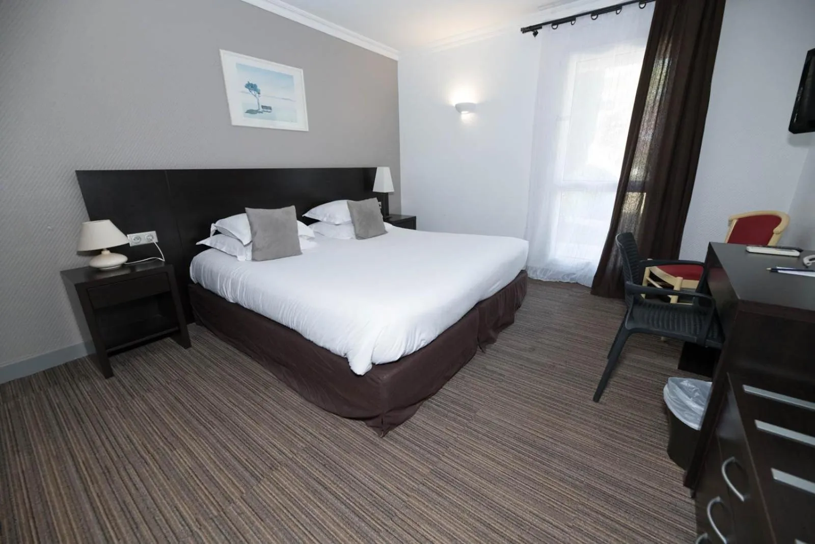 Photo of the whole room, Bed in SOWELL HOTELS Domaine de la Petite Isle