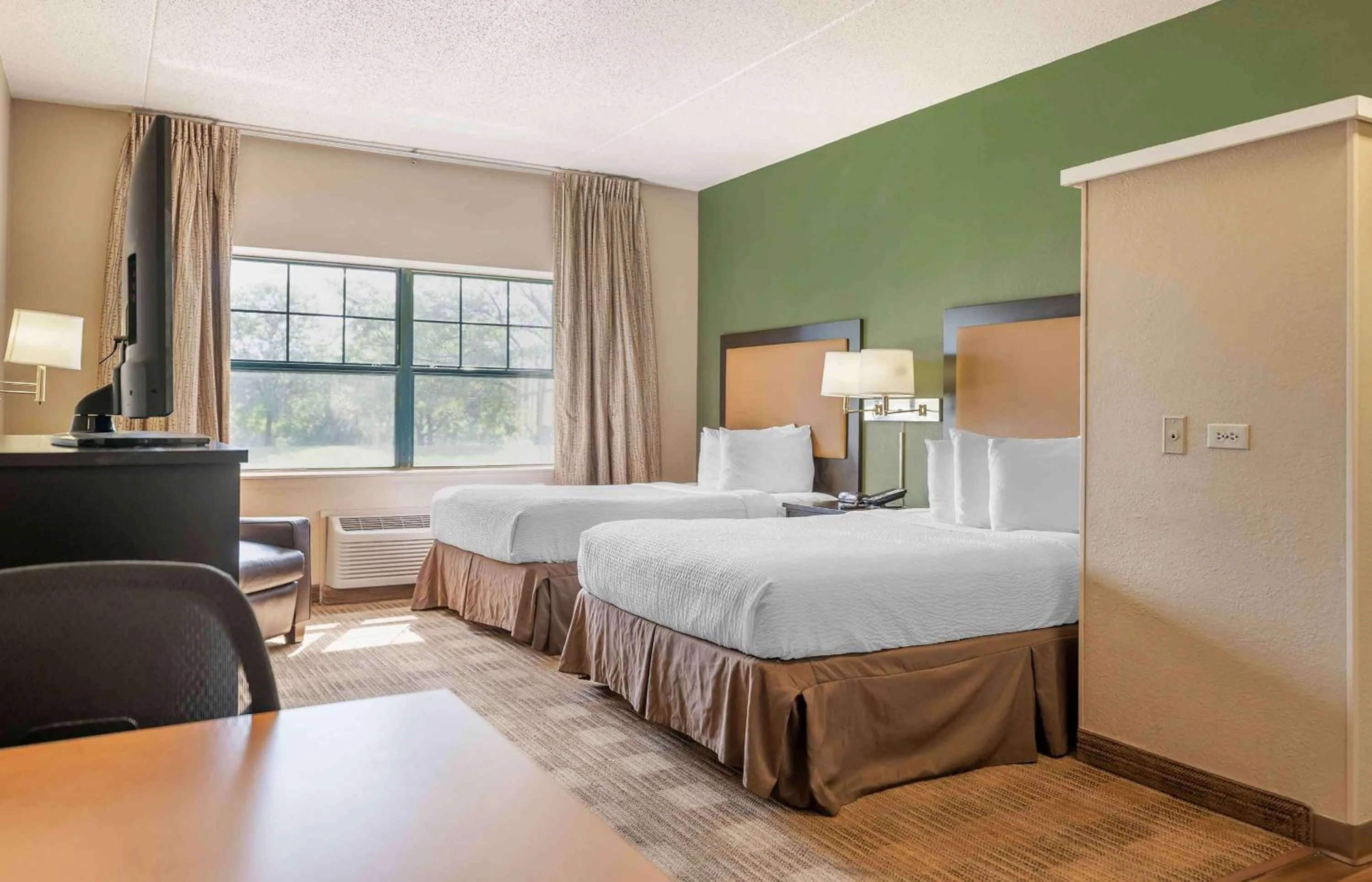 Bedroom, Bed in Extended Stay America Suites - Chicago - Burr Ridge