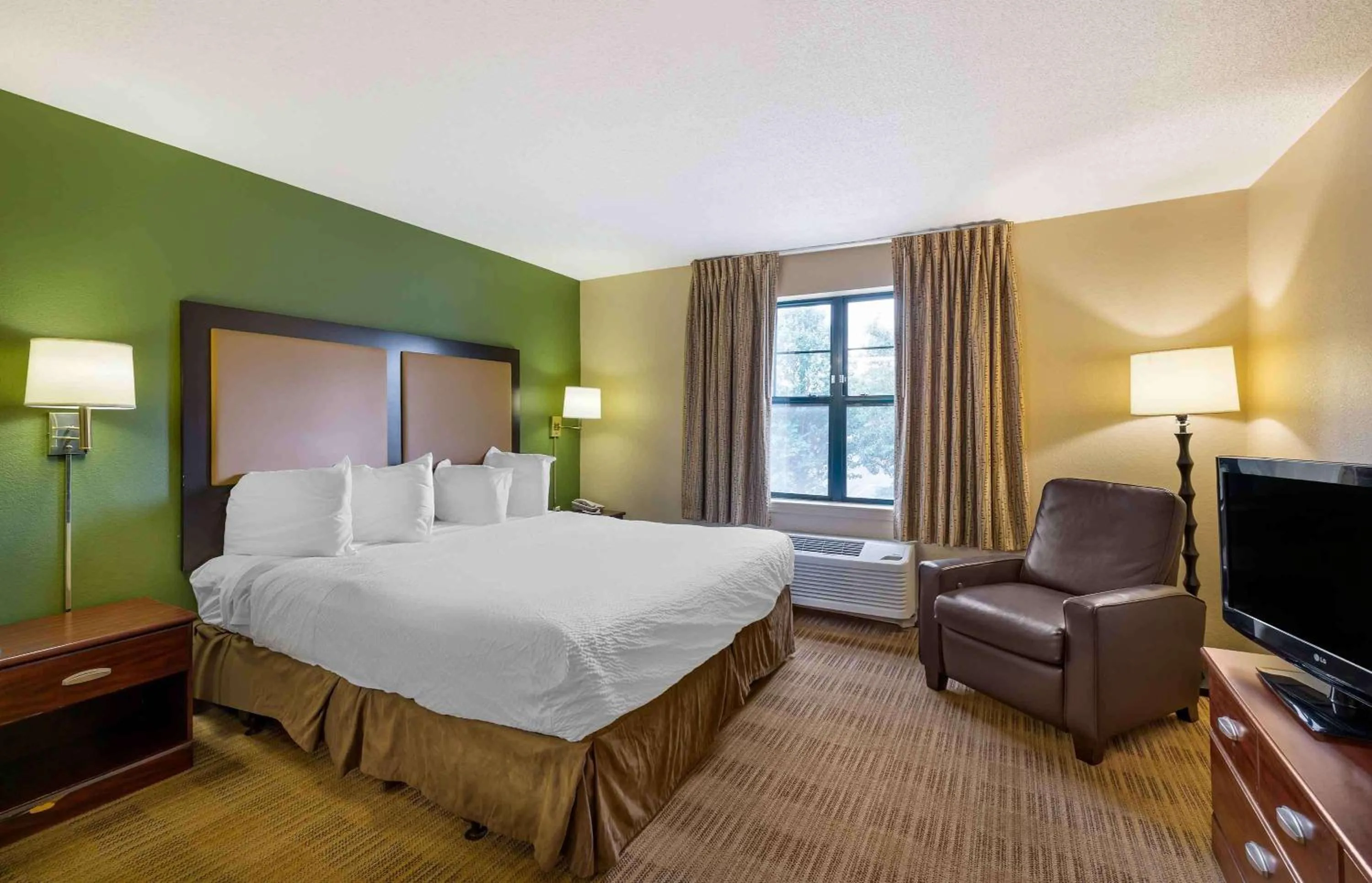 Bedroom, Bed in Extended Stay America Suites - Chicago - Burr Ridge