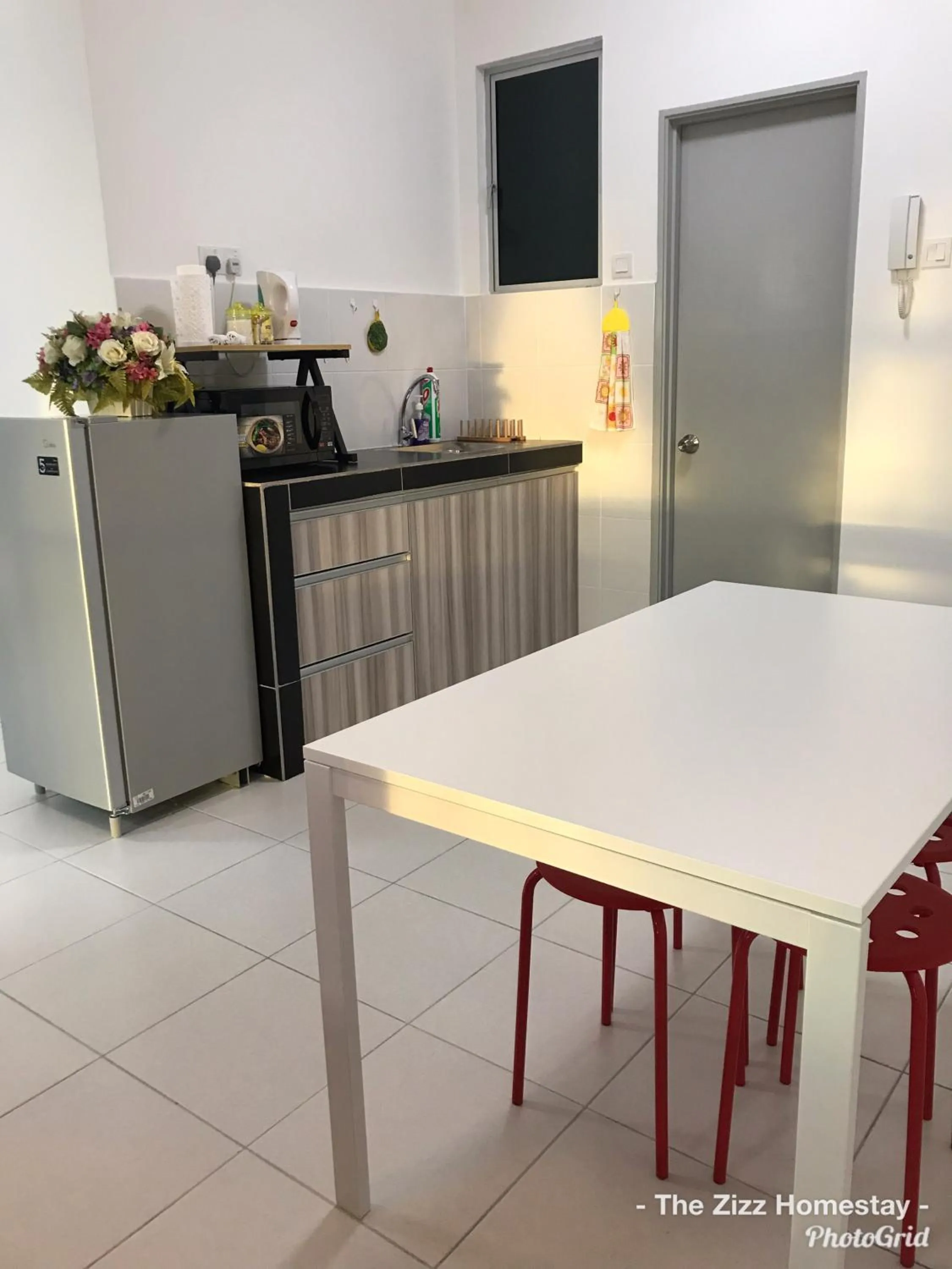 Kitchen or kitchenette in The Zizz Homestay@Damansara Damai
