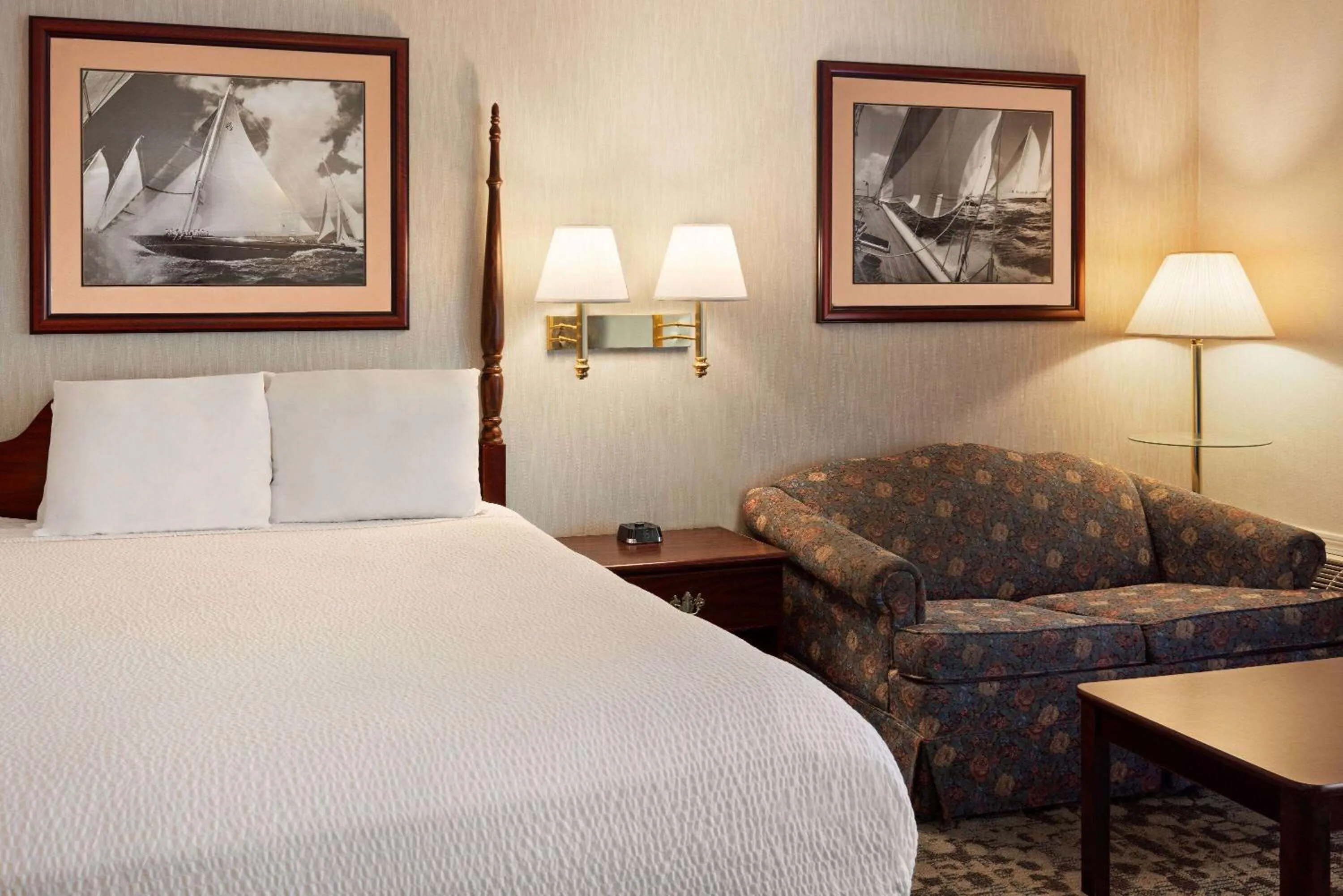 Photo of the whole room, Bed in Ramada Plaza by Wyndham Portland