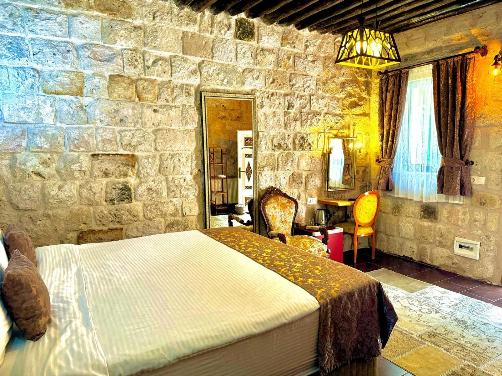 Bed in THE RED HORSE HOTEL