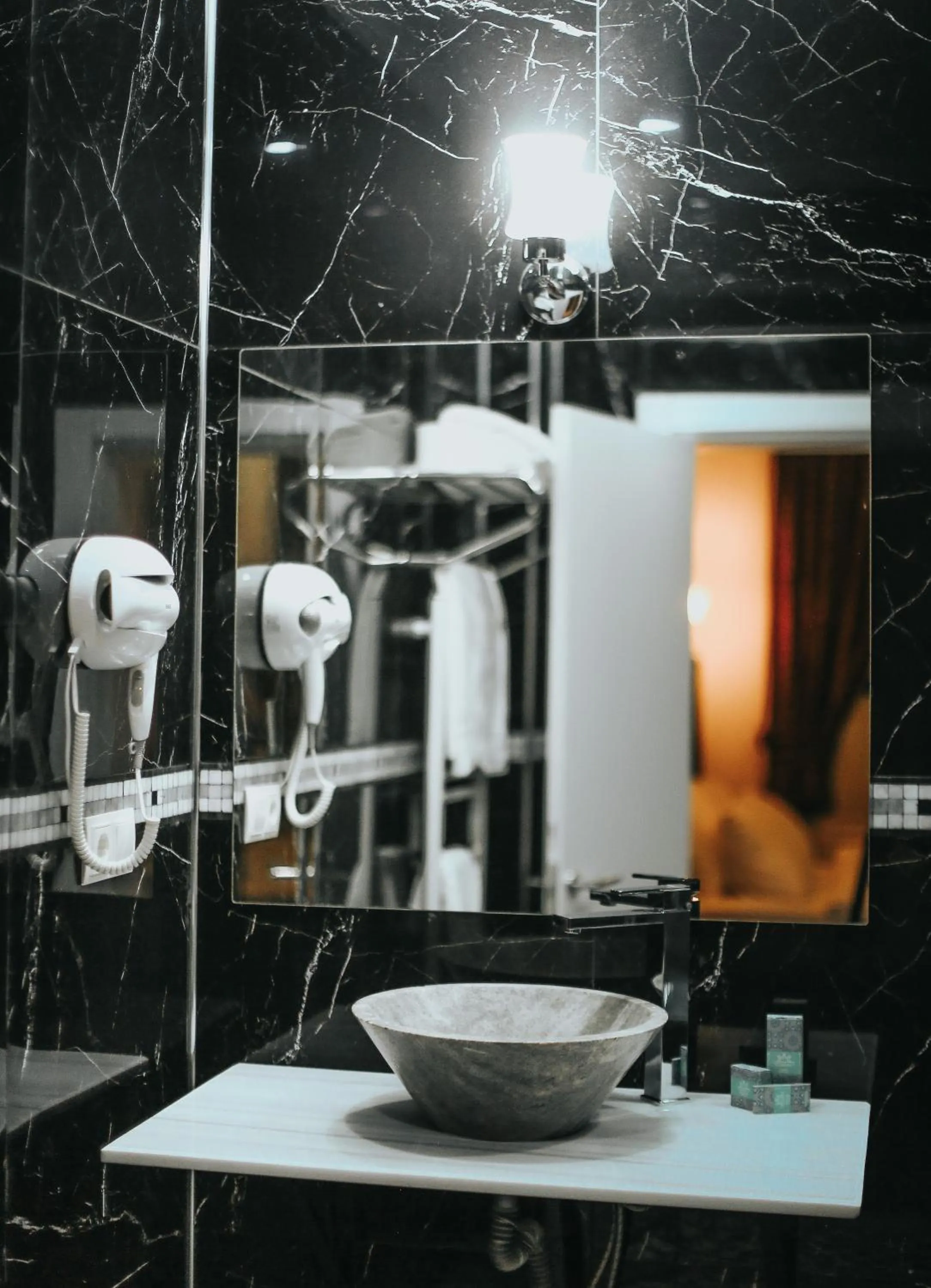 Shower in THE RED HORSE HOTEL